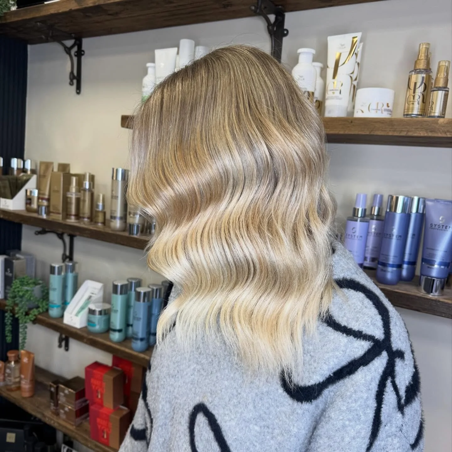 Bright, blended, and beautifully lived-in ✨

This blonde transformation is all about soft dimension, seamless blending, and healthy shine. Cool, creamy tones for a blonde that still feels bright. Finished with loose waves 🤍

Who else loves a blonde 