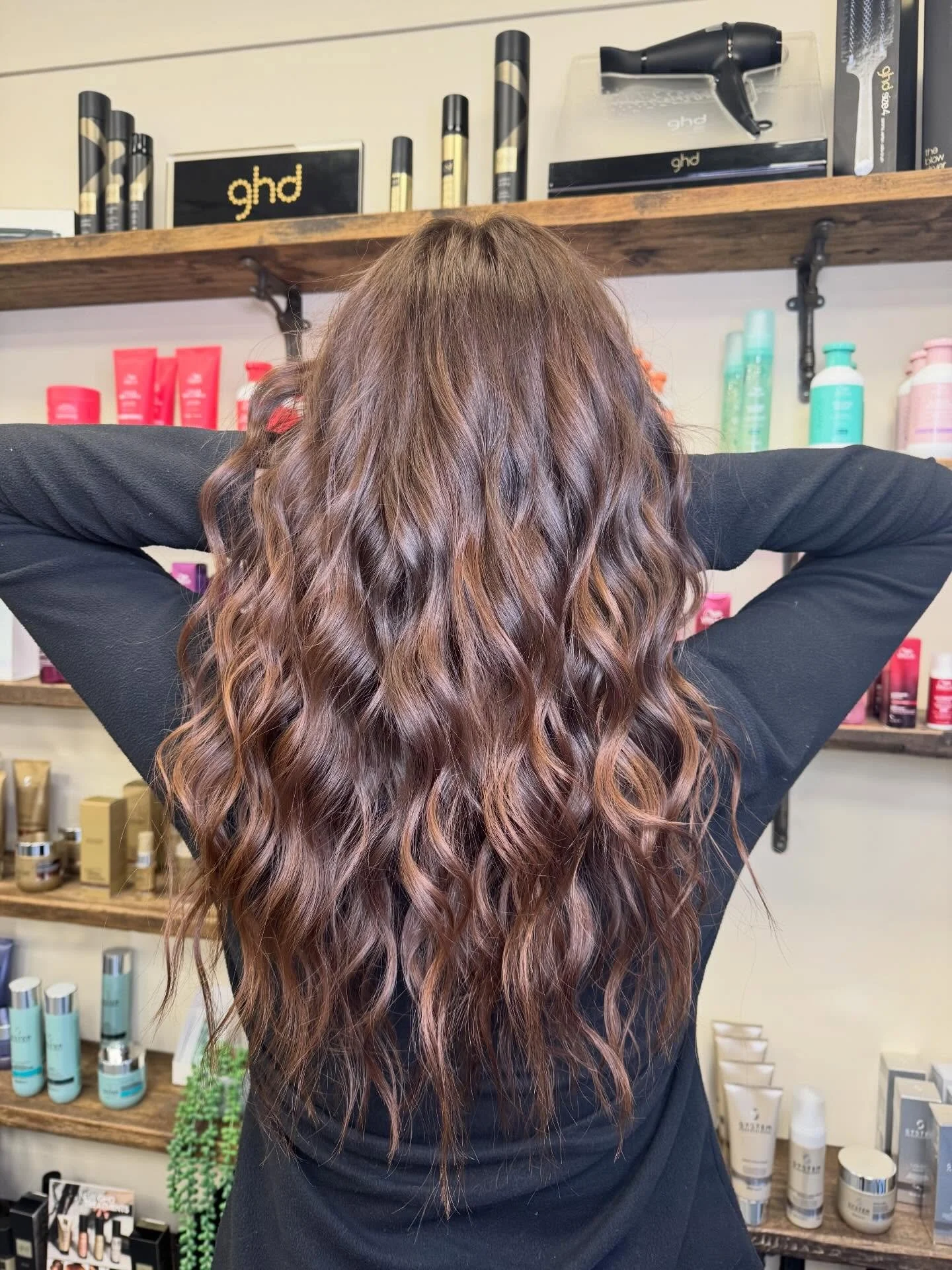Glossy warm brunette waves ✨🤎🌰
.
.
.
#brunette #waves #salon #surrey #easthorsley