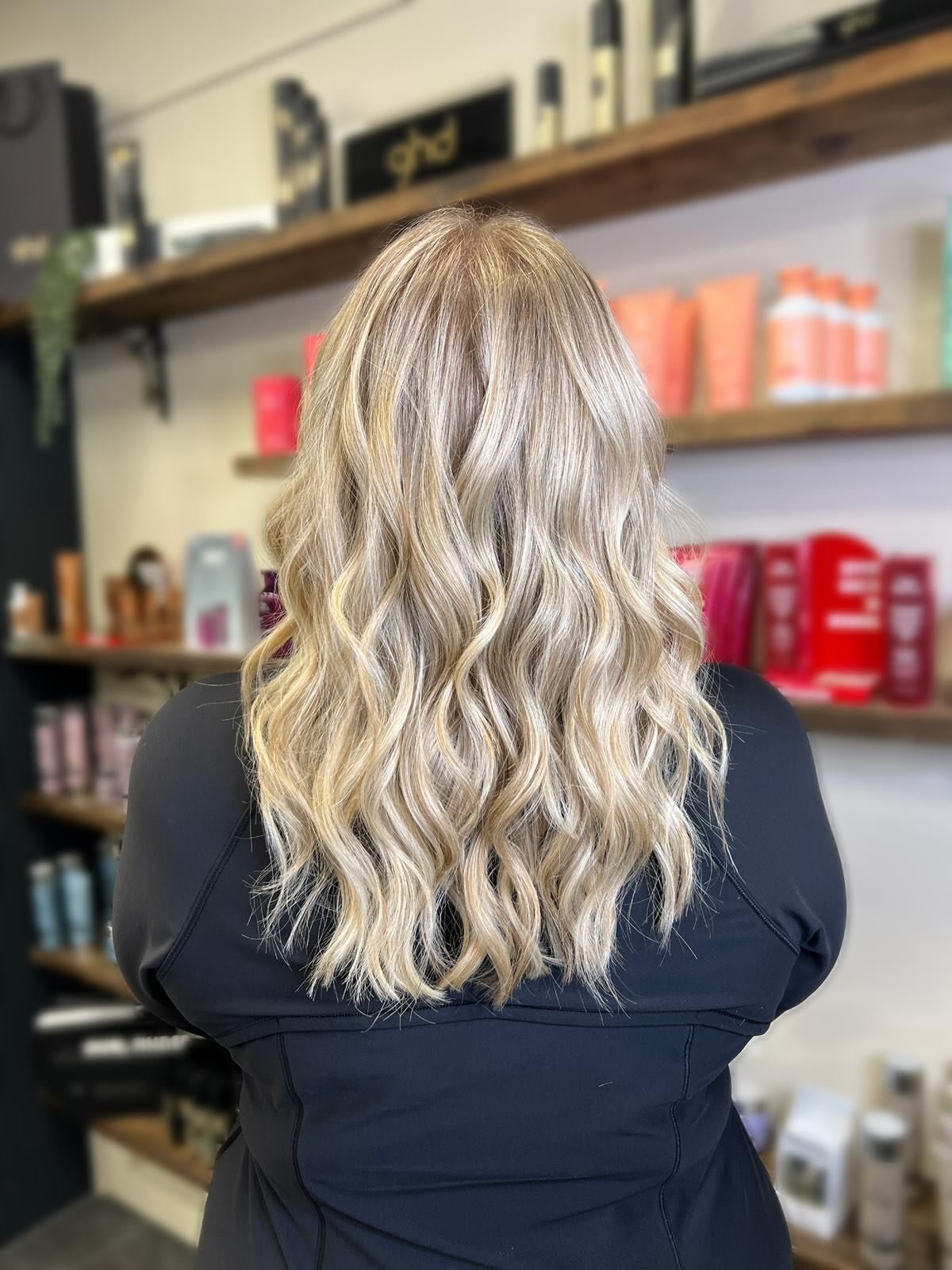 Creamy blondes + soft waves = our love language 🤍 

Complete refresh to bring this blonde back to life ✨👌🏻 
.
.
.
#salon #surrey #easthorsley #blonde #foils