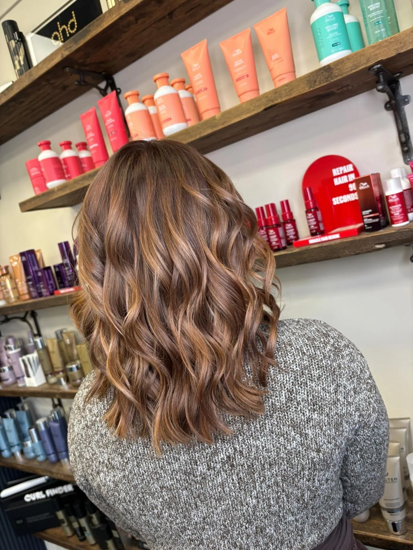 Multi-tonal brunette magic 🤎✨

Soft ribbons of caramel, honey, and mocha melt together to create depth, dimension, and that effortless lived-in glow. This is the kind of brunette that catches the light from every angle and grows out beautifully.

Di