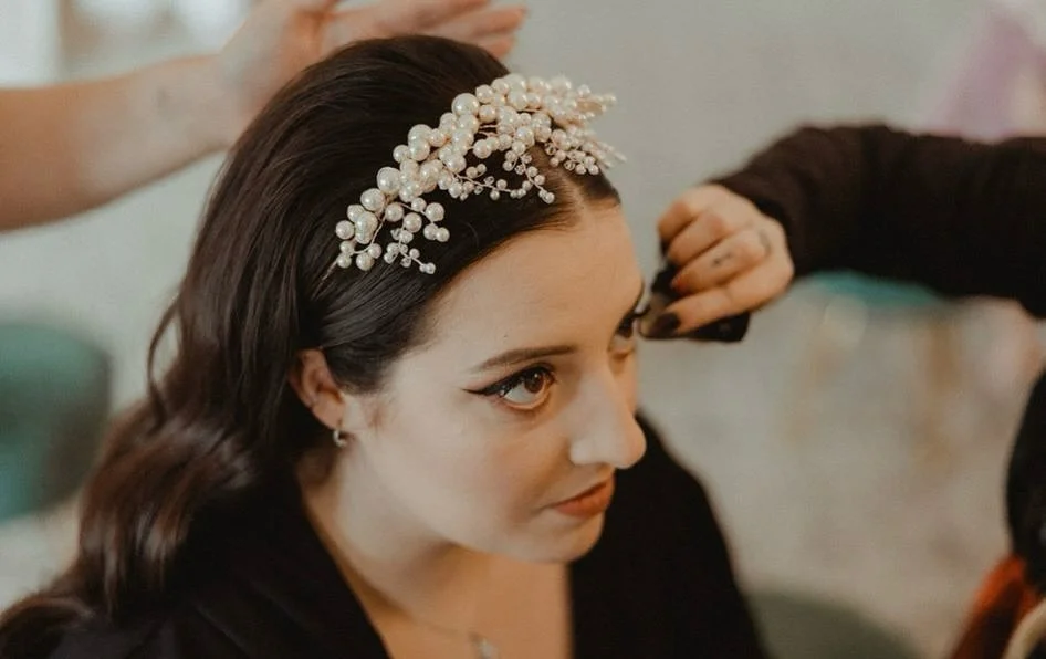 In LOVE with this Statement Pearl Head Band! 🤩👰🏻&zwj;♀️
It was the  Perfect addition to Lizzie&rsquo;s Glossy Dark Waves 🤌🏼🤍
&bull;
&bull;
&bull;
📸 @lambphotography_ 
💄 @sofiaisabellamua 
👰🏻&zwj;♀️ @lushcurvebridal 
💒 @hartsfield_manor 
@t