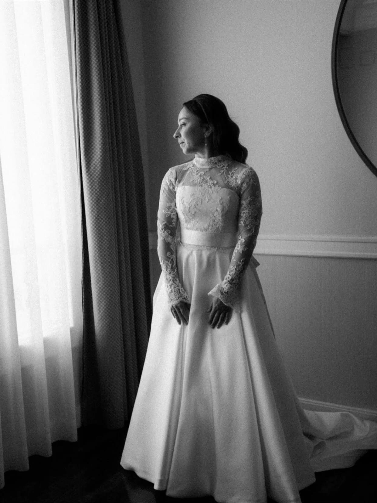 AMY 🤍 🇪🇸 

Our beautiful bride Amy had her day in September, in Zaragoza Spain! 

Amy wanted those classic Hollywood waves &amp; she looked stunning 🙌🏻✨ Thank-you for trusting us with the honour of doing your hair! 
.
.
.
#bride #bridalhair #hai