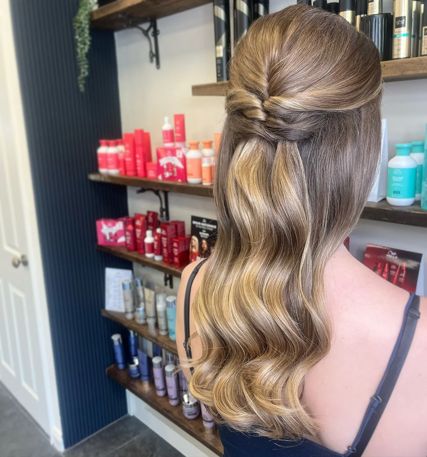 Prom Season is here ✨✨
&bull;
&bull;
&bull;
#promhairsurrey #halfuphalfdownhairstyle #bridesmaidhair #surreybrides #bridalhairsurrey