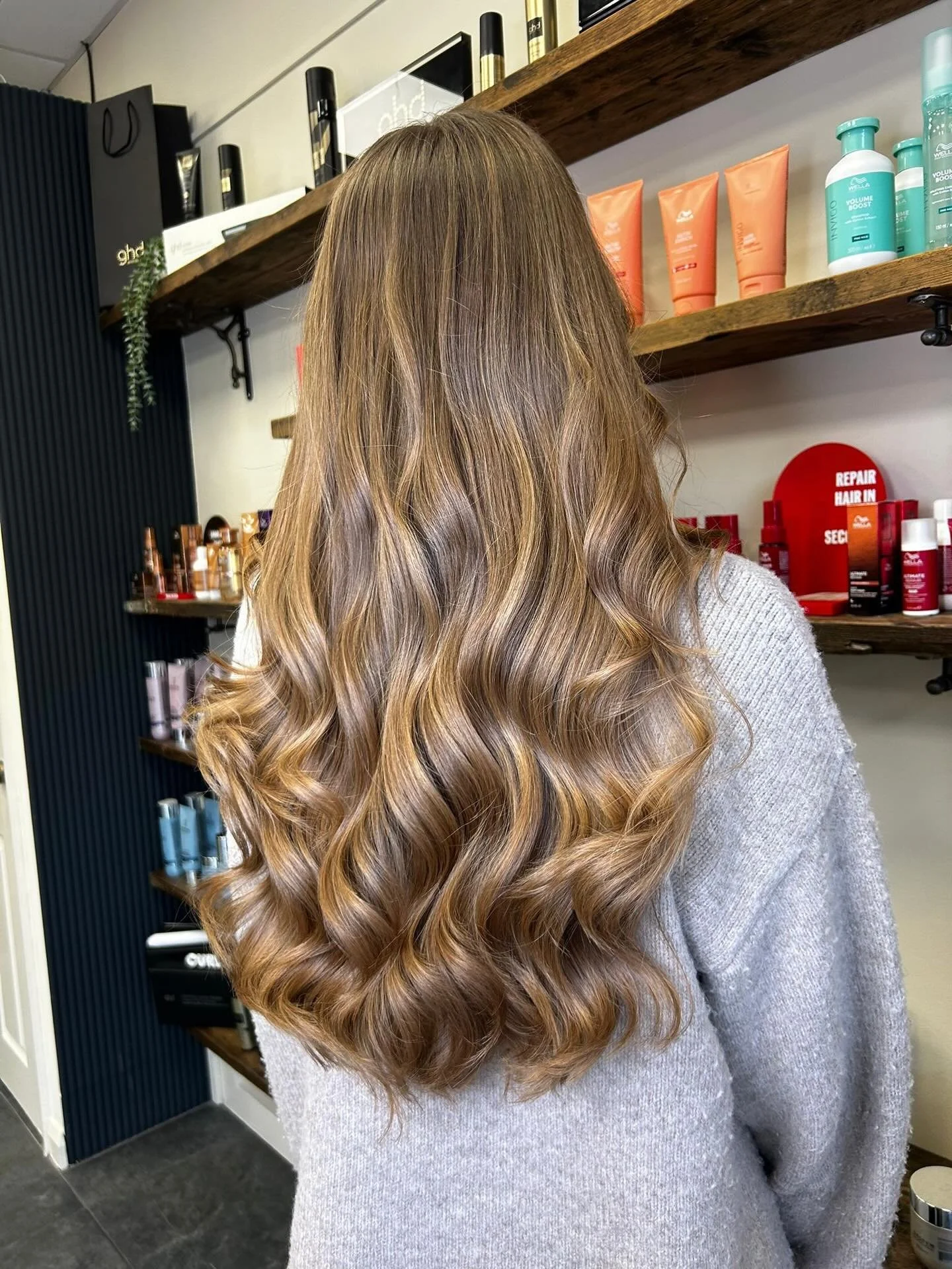 Soft, seamless layers and glossy, flowing waves ✨

This beautiful cut and style was created by our talented apprentice Amber, who is continuing to grow her skills and confidence with every client. The movement, shine, and soft shape make this look ef