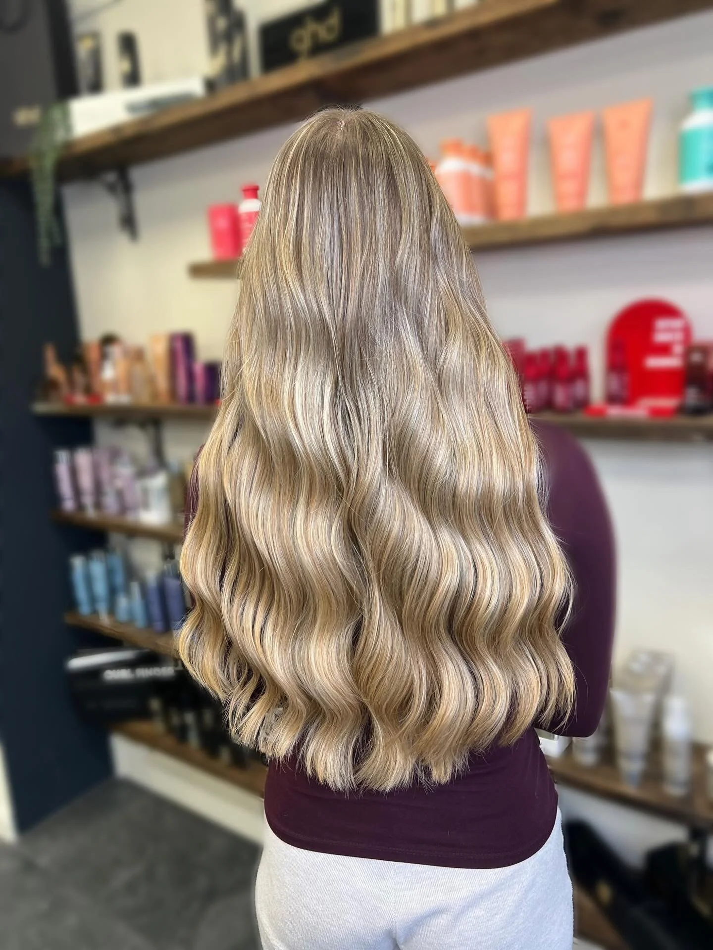 Seamless, sun-kissed balayage and soft, glossy waves 🤍 

This beautiful blend was created by our senior stylist Hannah, expertly placing lighter tones through the mid-lengths and ends to add brightness, dimension, and a natural lived-in finish. The 