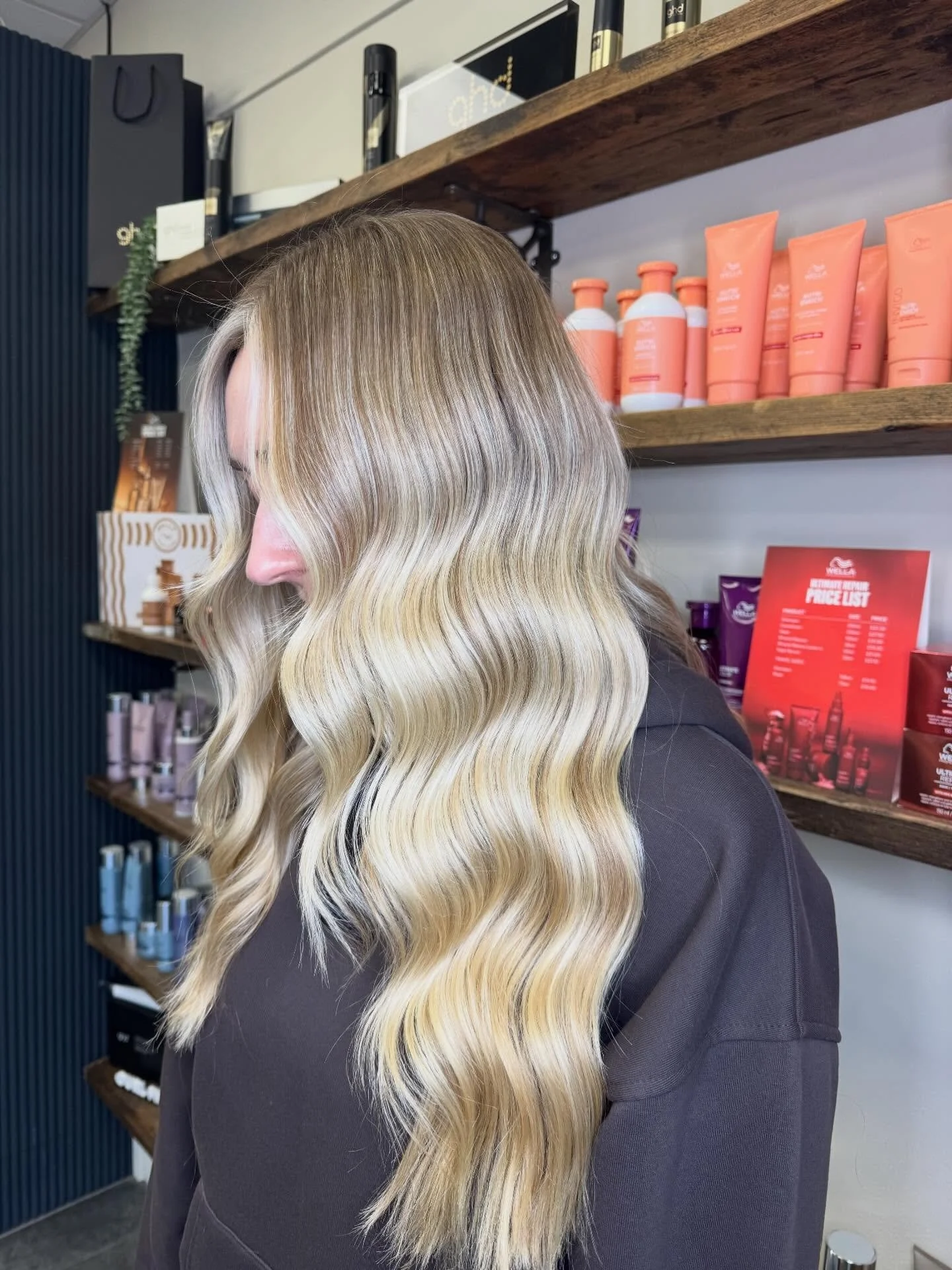 Major foliage moment ✨

Swipe to see the before ➡️
Goodbye brassy lengths, hello creamy blended blonde.

Dimensional &bull; Glossy &bull; Lived-in

#beforeandafterhair #foliageblonde #hairartist #salonresults #blondeupgrade