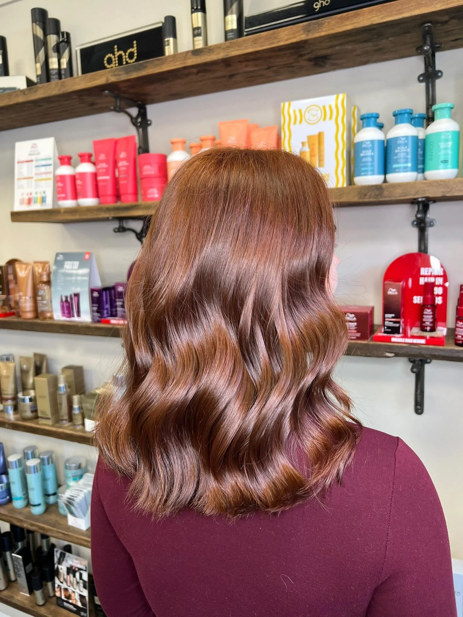From soft, natural brunette to rich glossy copper 🤎✨

A total refresh with warm tones, shine and movement &mdash; giving this hair so much more depth and life. Finished with soft waves to show off all that beautiful dimension 🍂

Swipe for the befor