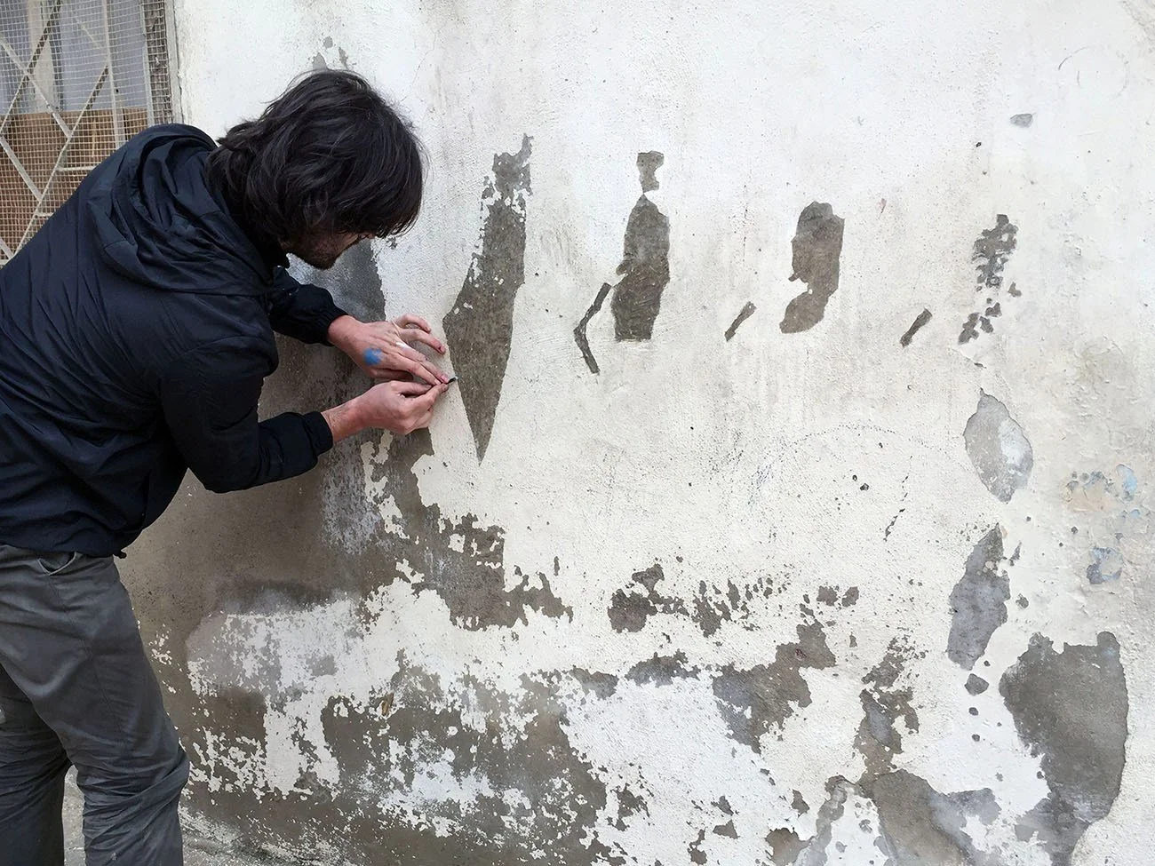 In 2016, Pejac travelled to Jordan to bring his art to the refugee camps of Al-Hussein and Al-Azraq, where, respectively, Palestinians and Syrian refugees still live nowadays. 
In Al-Hussein refugee camp, he decided to create some delicate yet impact