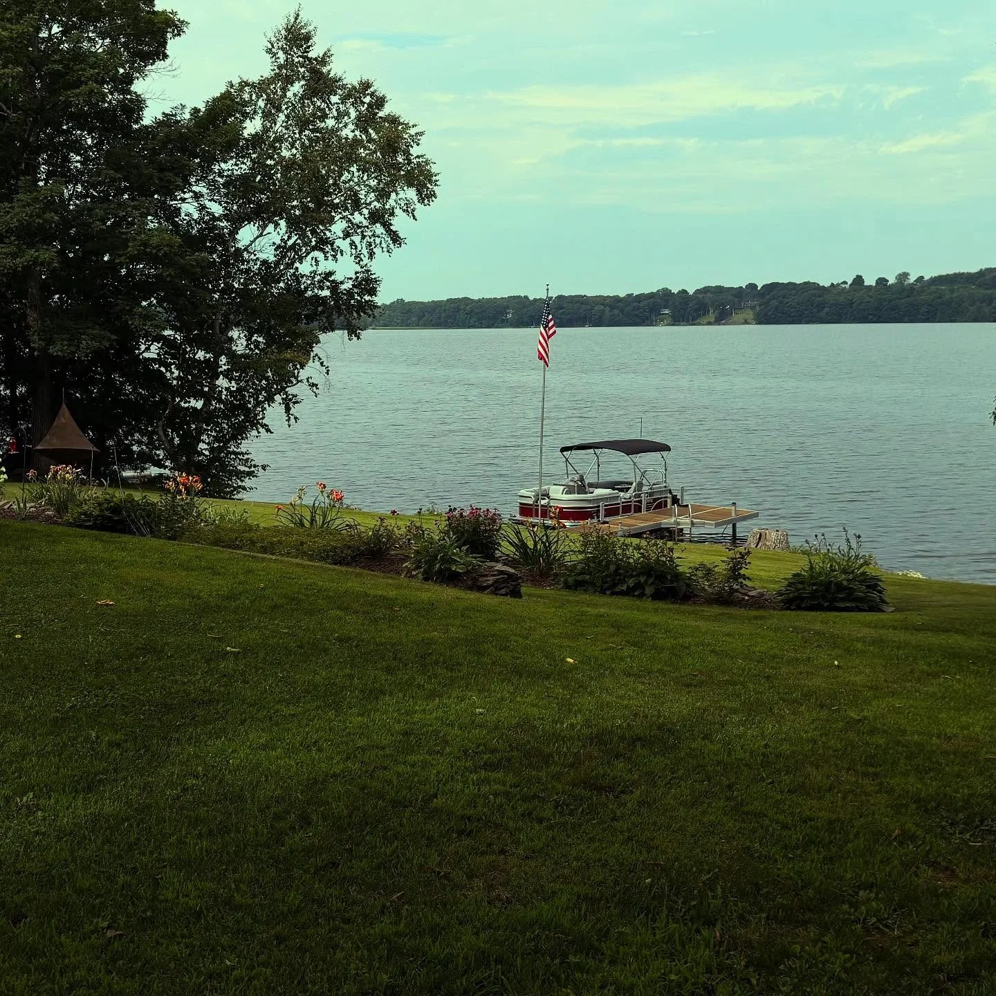 On the road today for a site visit that doubled as a doggy play date ✨ 

Nicole + Justin&rsquo;s September wedding plans in China, Maine are giving lake vibes, family + neighbor love and pontoon boat sunset sails ✨