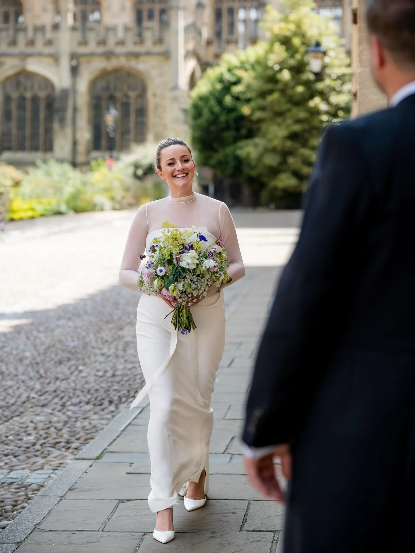 For this lovely, intimate wedding, one sunny June day in Oxford, I grew and made Sophie&rsquo;s bouquet, groomsmen buttonholes, two pot et fleurs meadows and tied sheaths to make the interior of the Bodlein Library feel like walking through a garden 