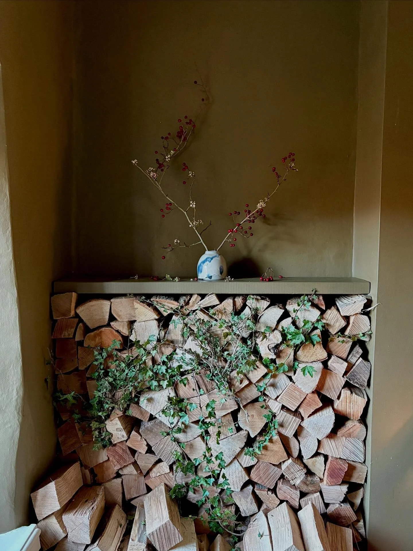 Explorations in sogetsu 🇯🇵 I&rsquo;m using materials inspired by what&rsquo;s going on around me, and always from my garden. Since moving to the sticks I&rsquo;m constantly inspired by this idea of permanence, seasonality, the cycle of the seasons.