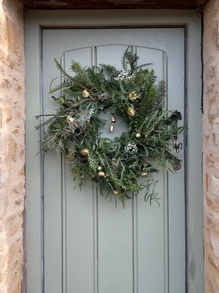 A Christmas wreath made with Cotswold moss, golden bells and strawflowers and a little dusting of snow, for @honeydrop_properties ⭐️🌲💫 (and a photo of my giant sarcococca!)
.
.
Wreath &bull; strawflowers &bull; gold &bull; golden bells &bull; Cotsw