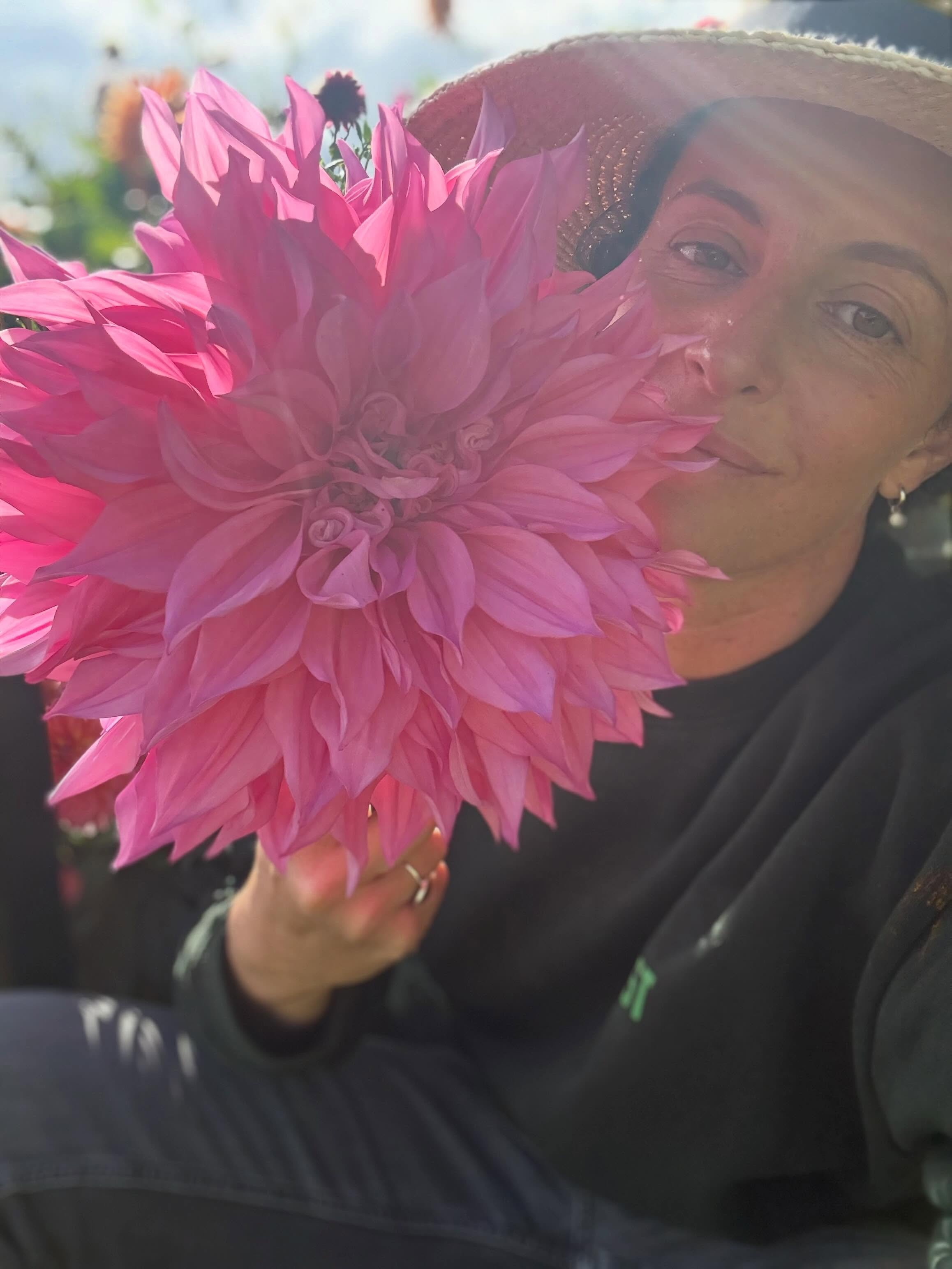 Aaaaaand it&rsquo;s EMORY PAUL 🩷💥💥💥💥💥💥💥💥💥 such a banger with its extra large blooms bigger than my head I literally cannot 🫠 (and a spoon carved by my favourites @jack.of.all.craft and @tommygun.85) 

#emorypaul #itsabigdeal #walledgardend