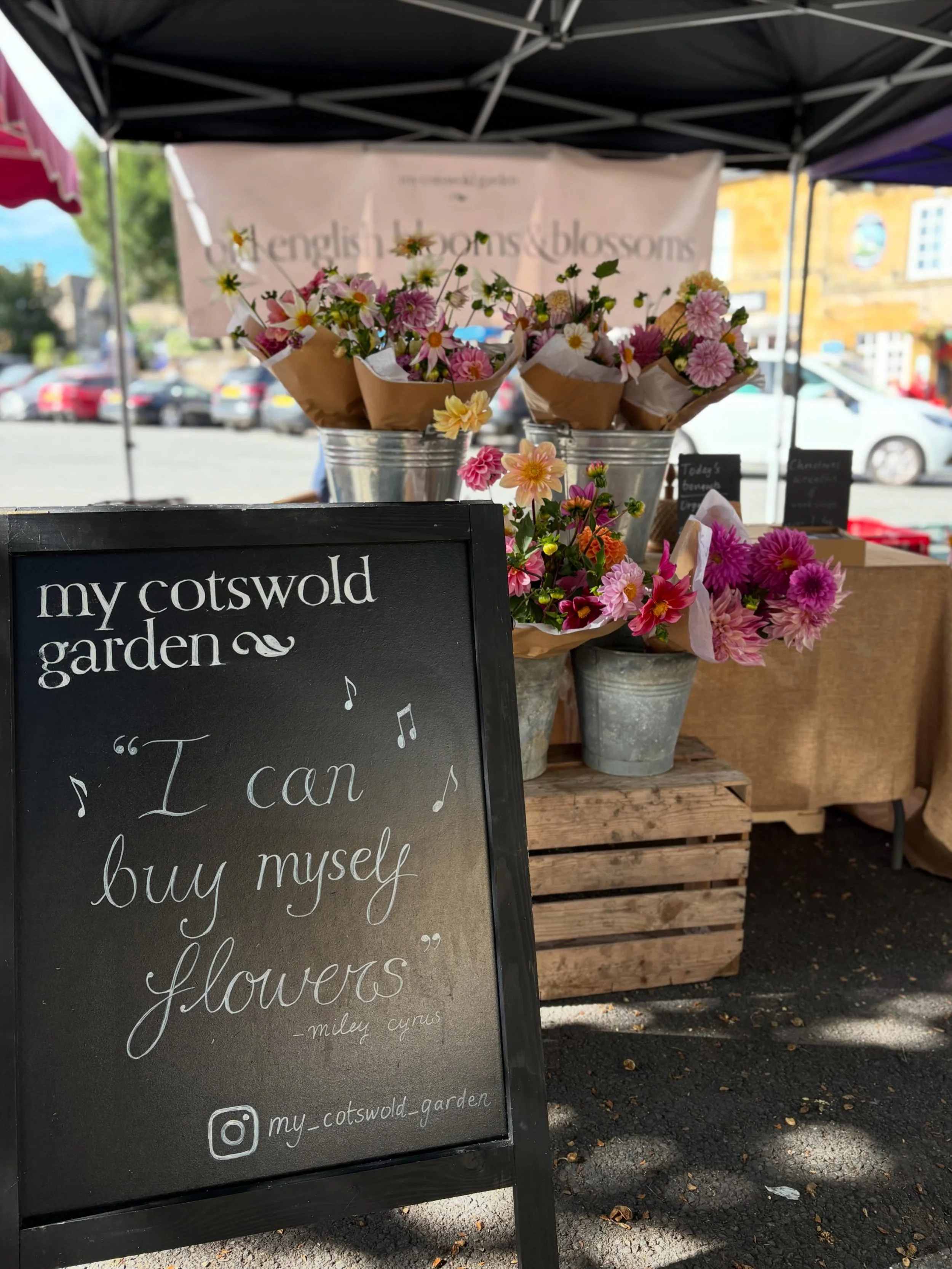 SOLD OUT! 🌸 And to think yesterday those beauties were growing away, chemical-free in my field just 5 minutes down the road. Thanks to everyone for buying my flowers today, hopefully they make you smile from ear to ear. 💕
.
.
#grownnotflown #freshf