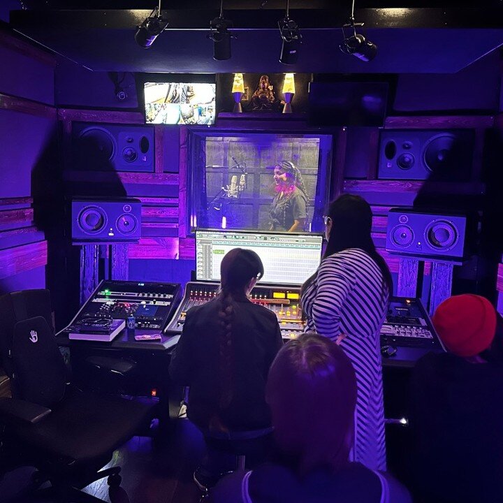 🥳 Pics from the first @alberta_music Advancing Diversity and Equity in Music Production (ADEMP) workshop on Dec 10 at @upinarmsstudios. The day focused on mixing and engineering for women/non-binary individuals.

@thataudioengineergal (Chelsa Robert