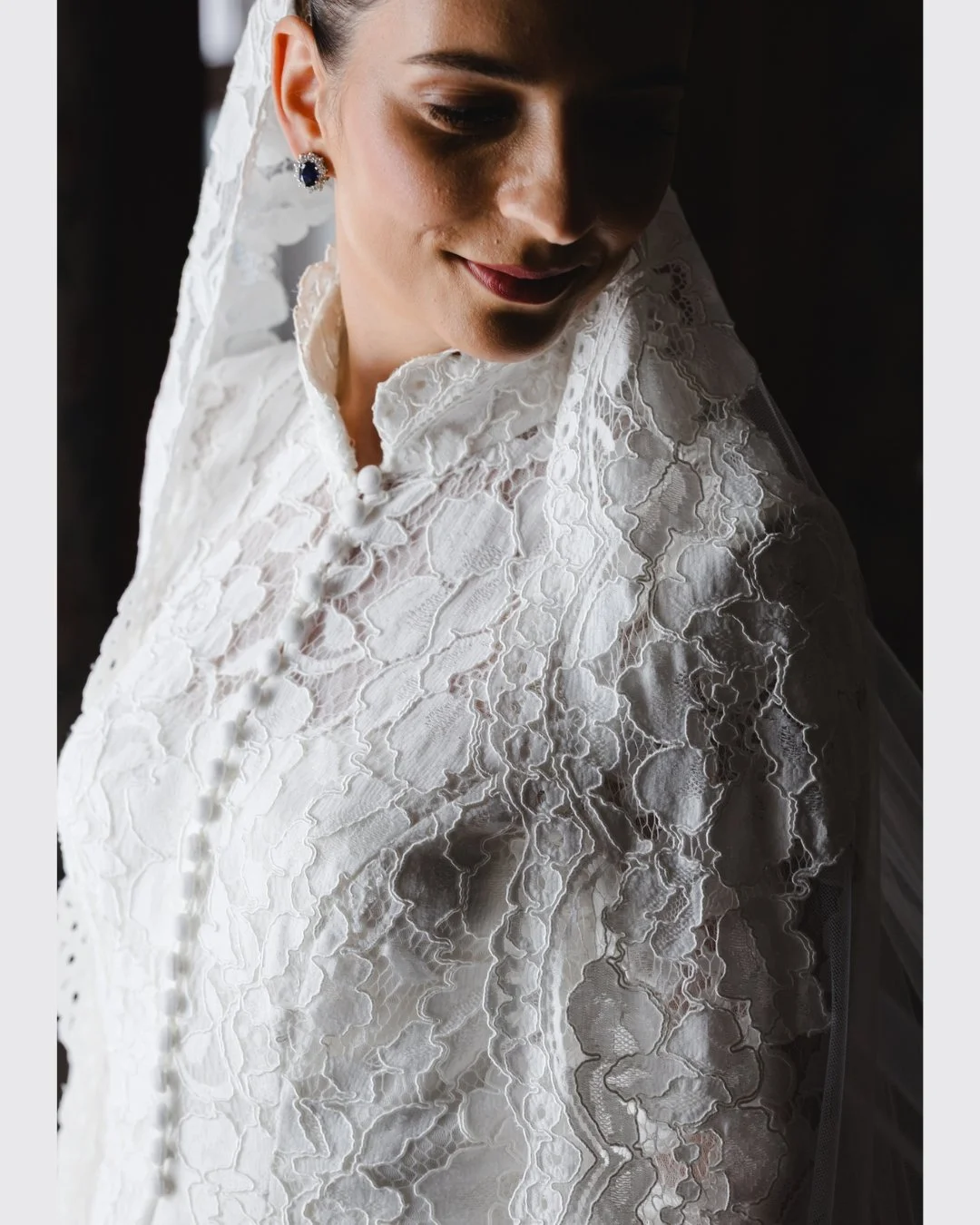 🇬🇧
I often get messages asking if I photograph weddings &mdash; and the answer is always the same: as long as the couple resonates with me and loves a documentary approach, I&rsquo;m in.
Although I do 5 minutes of portraits at some point during the