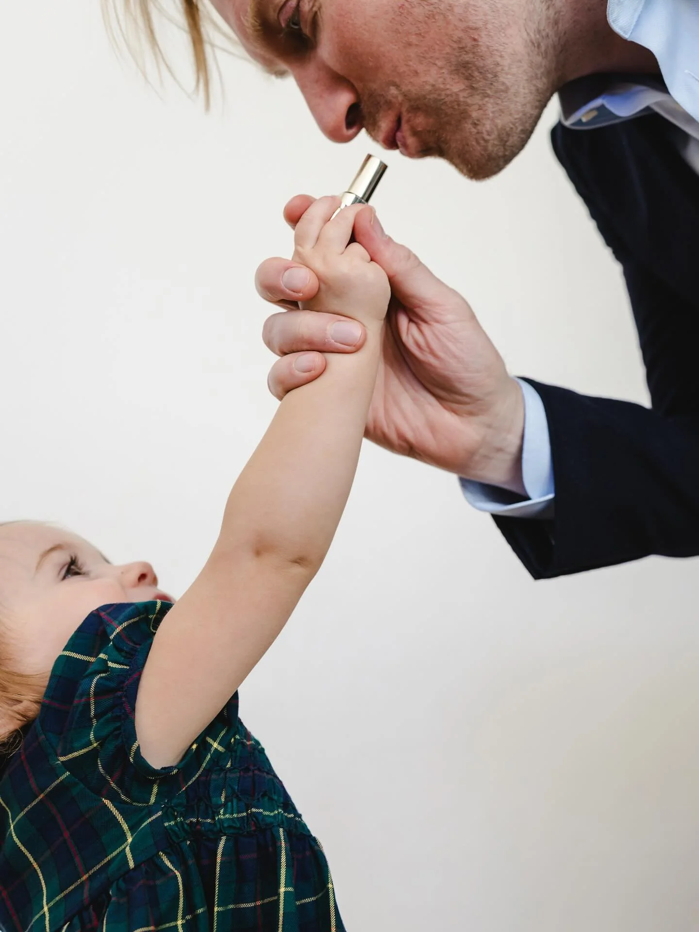 Christmas sessions at home are so special, bringing the all family and the kids together to celebrate the best time of the year. 🎅🏻 Last available spots 🎄#documentaryfamilyphotography #lisbonphotographer #christmasphotoshoot