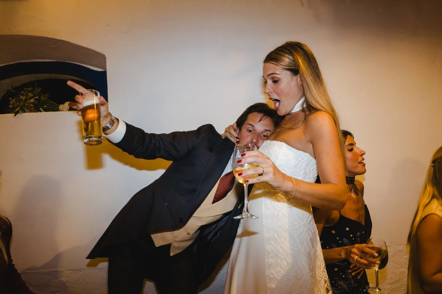 Celebrating a wedding with high energy and happiness during a rainy outdoor party in Alentejo