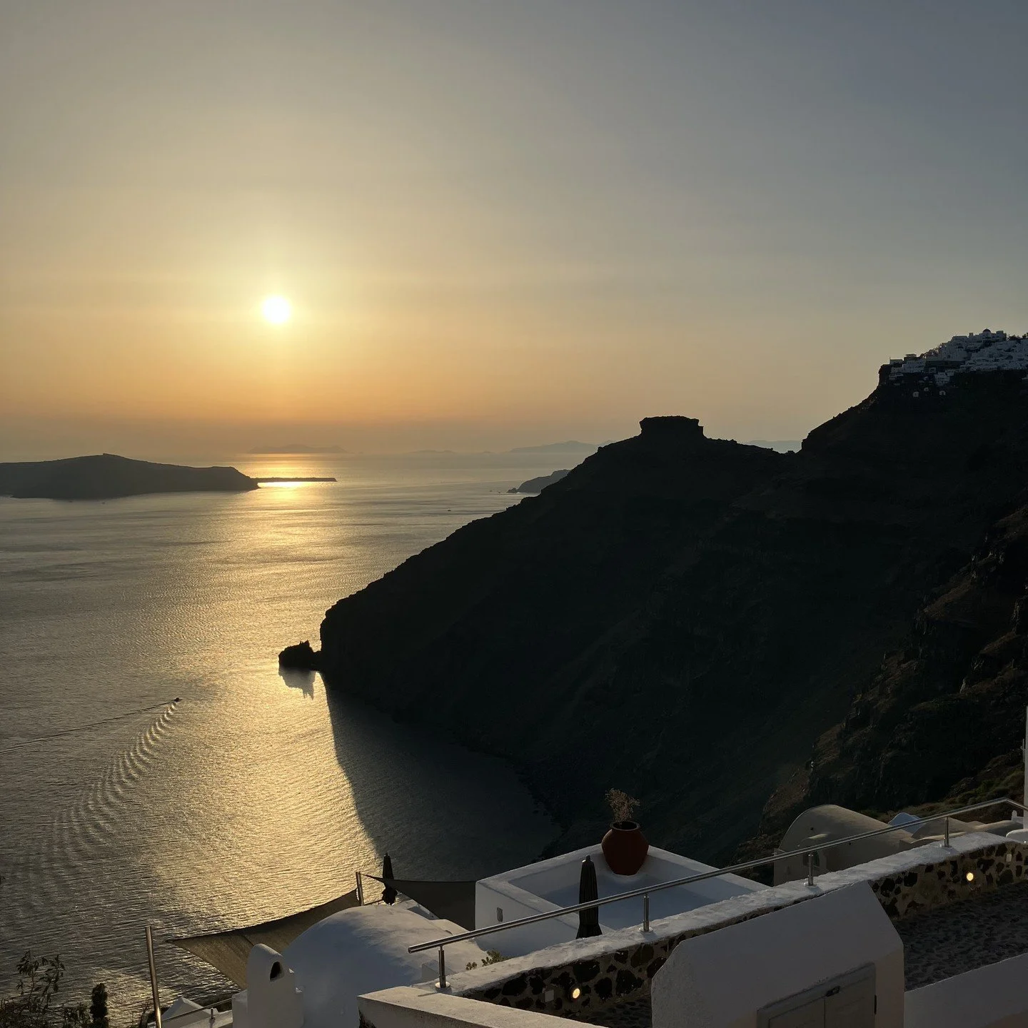 Our stay in #santorini was amazing, ending with a catamaran cruise with @sunsetoiasailing that was nothing short of magical! #sunsetoiasailing