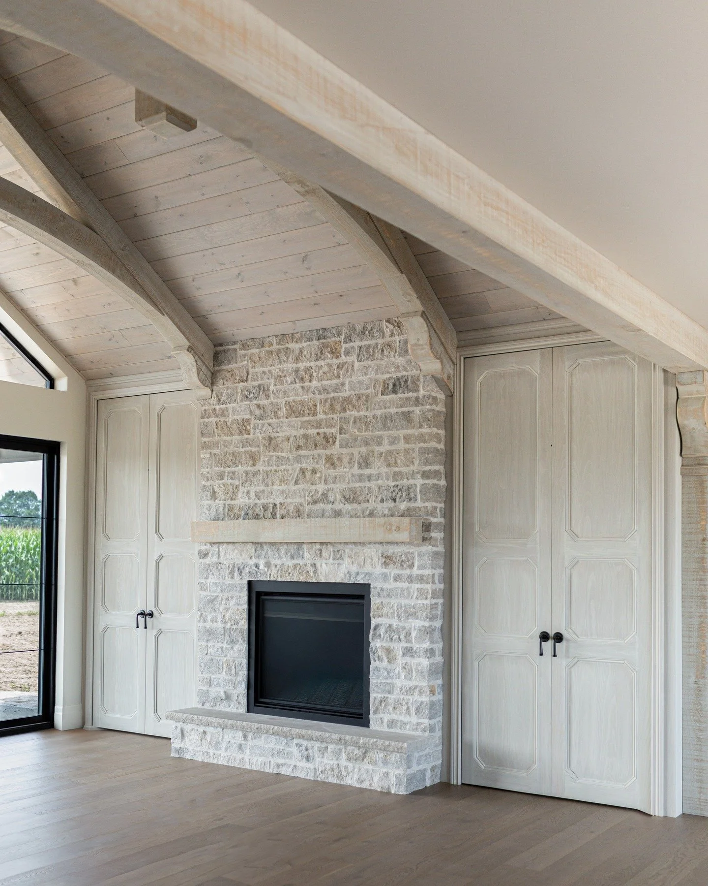 CLOVERFIELD FARMSTEAD

Hardware @baldwinhardware 
Stone @masonalstone 
Fireplace insert @marquisfireplaces