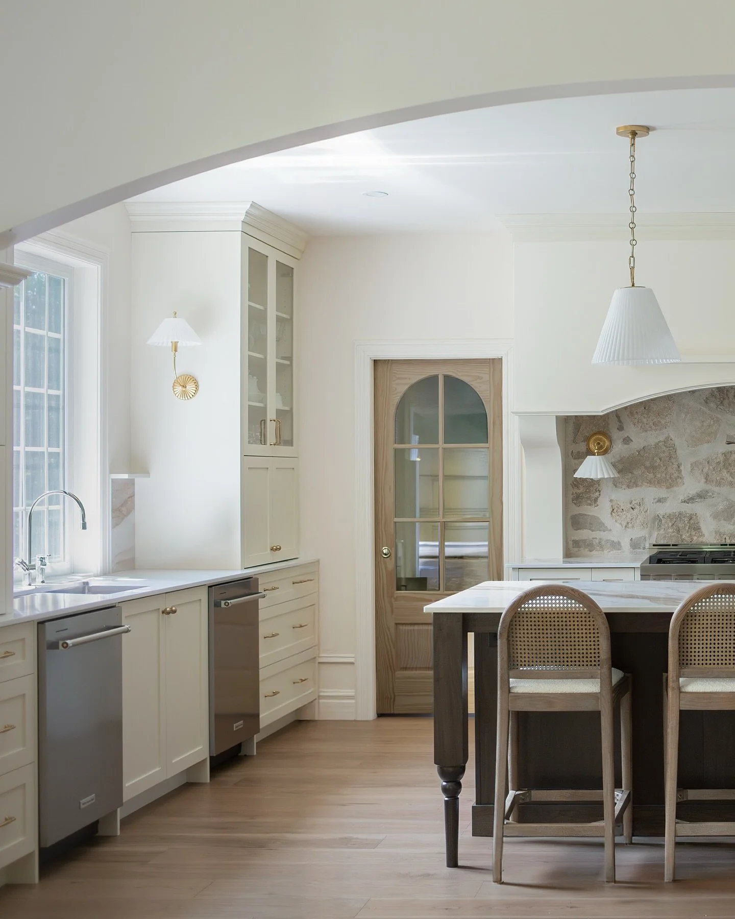 OLD CHURCH ESTATES | Kitchen
 
@craftfloor | hardwood 
@farrowandball | paint 
@maximlighting | lighting 
@symphonybyaureastone 
@deltafaucet | plumbing 
@kitchenaid_ca | appliances 

Contact nathan@everestestatehomes.com to start the process of buil