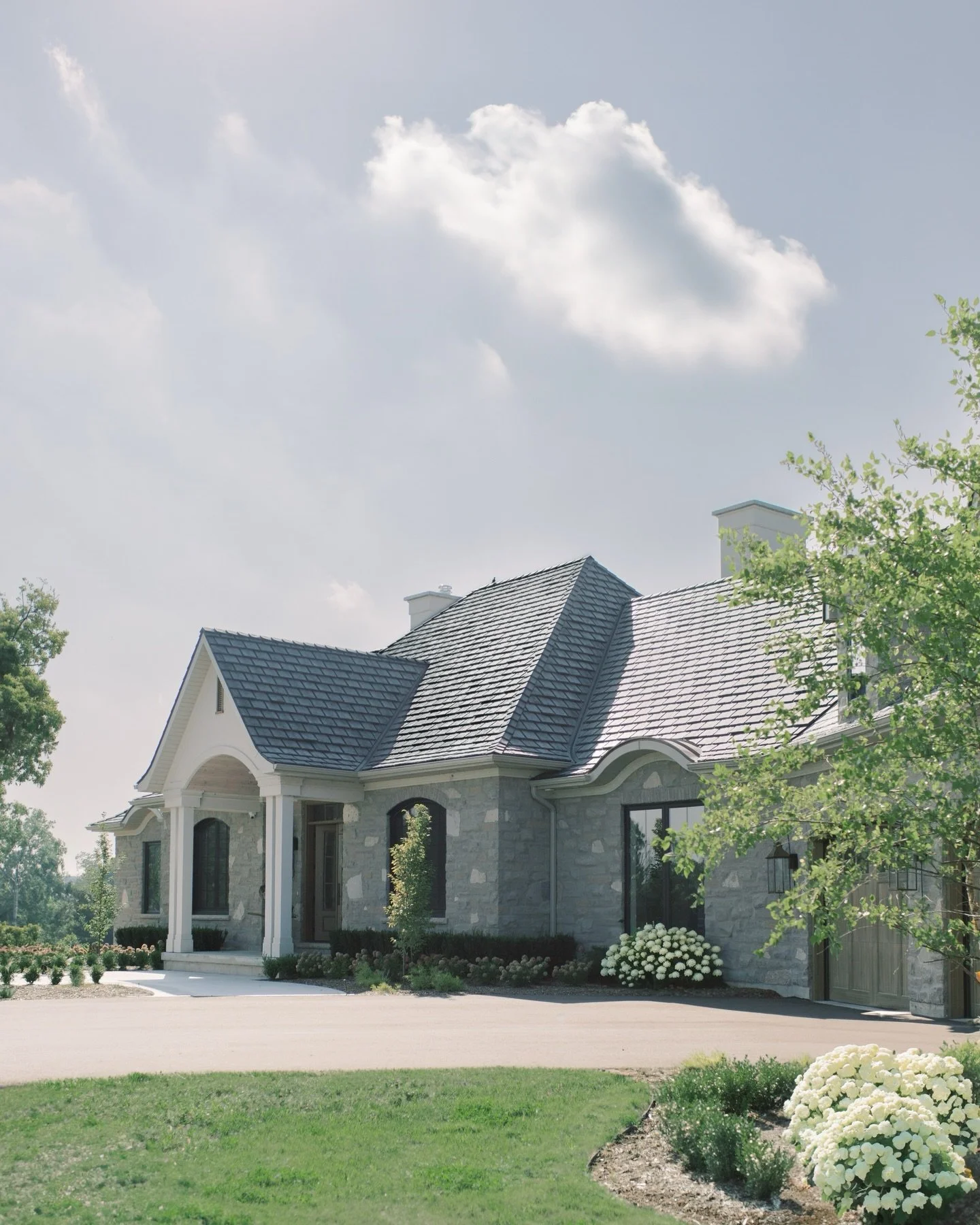 Triple M Estates⁣

Exterior⁣

Stone | @arriscraftstone 
Roof | @bravarooftile 
Gas Lantern |@legendarylighting 
Windows | @northstarwindows

Ensuite

Plumbing Fixtures | @moeninc 
Windows | @northstarwindows 
Shower Tile | @eurotilestone 
Ensuite Flo