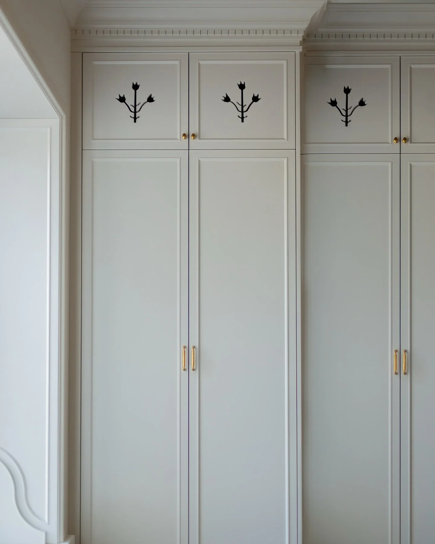 ROCKFORD CHATEAU 
Designed by @alyciavisserdesigns @everestestatehomes 

@baldwinhardware 
@farrowandball