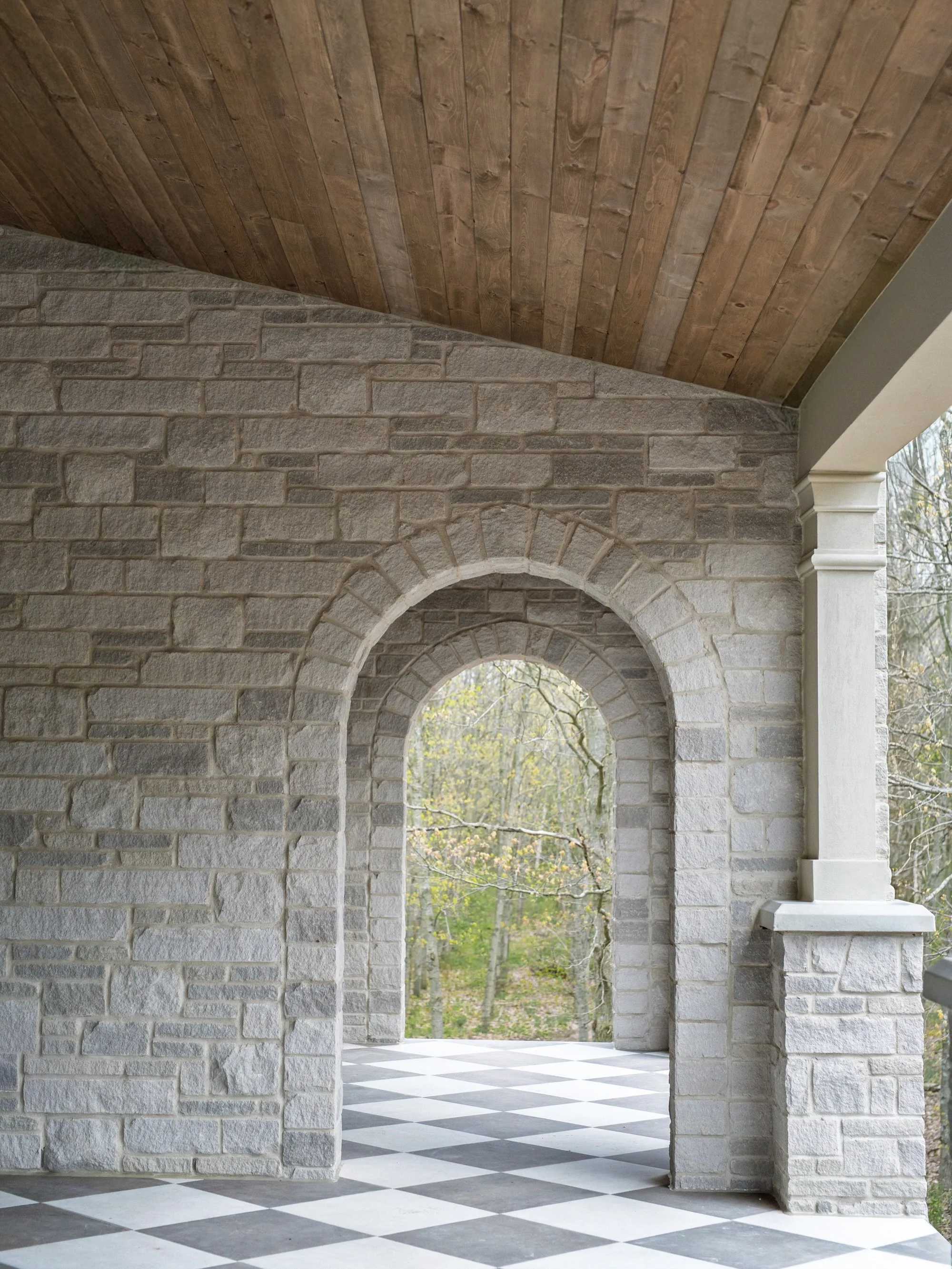 JURIST GROVE | Patio

STONE| @arriscraftstone 
PAVERS | @banasporcelain