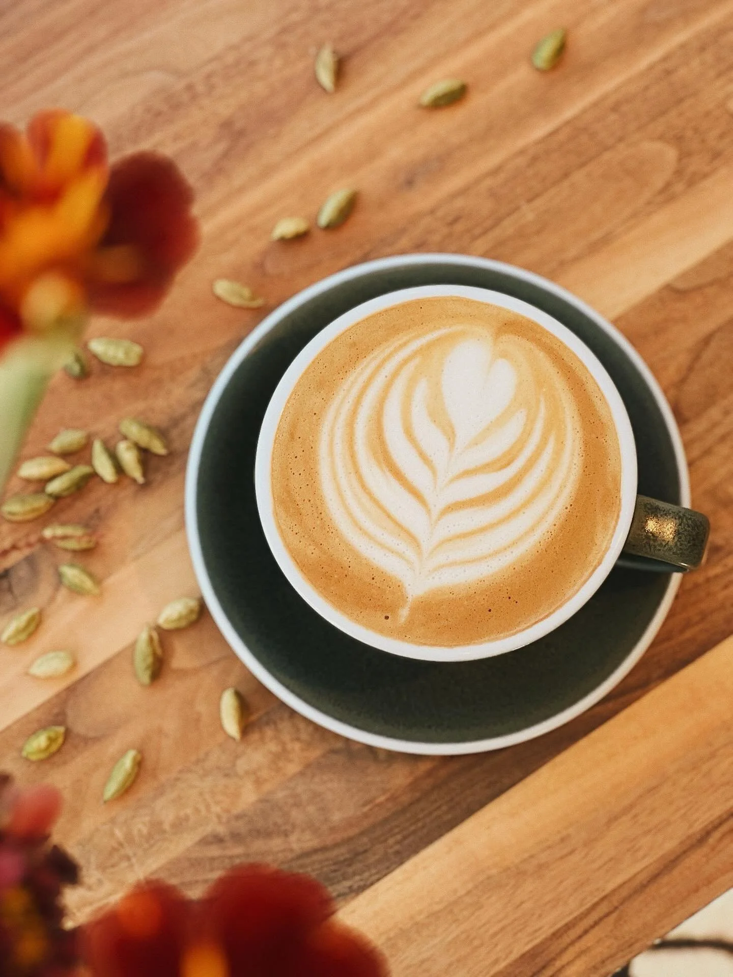 Brown Sugar Cardamom, on of our house made fall syrups, is an amazing addition to any coffee drink.
&bull;
While featured specifically on our seasonal Hojicha latte, it deserves a special shout out of its own!
📷 @emmacolwellphoto