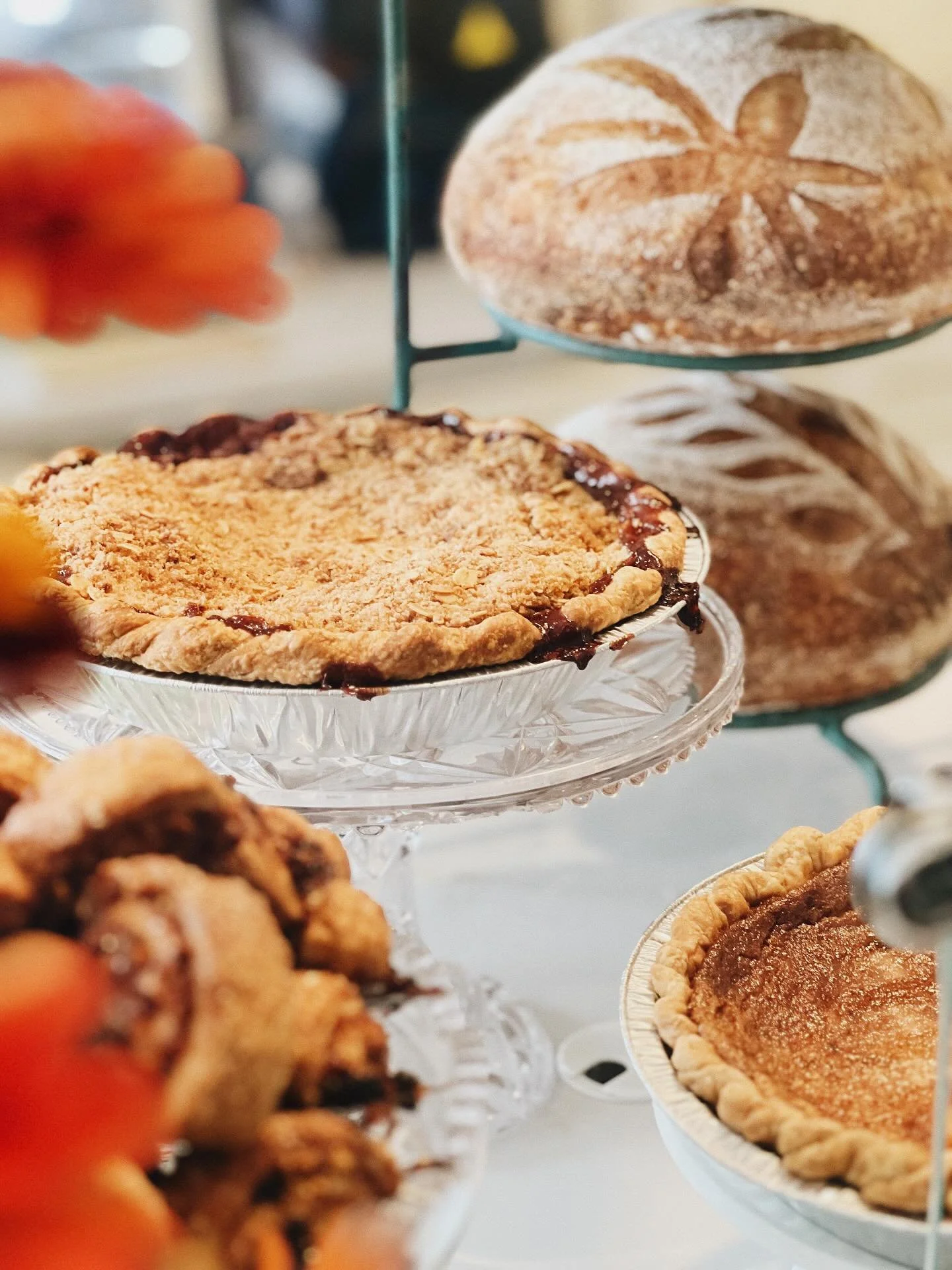 Have you come in for a slice of Apple Blackberry Crumb yet?
&bull;
This delicious pie featuring some person favorites of the fall flavors is here through Sunday, so enjoy it while you can!
📷 @emmacolwellphoto