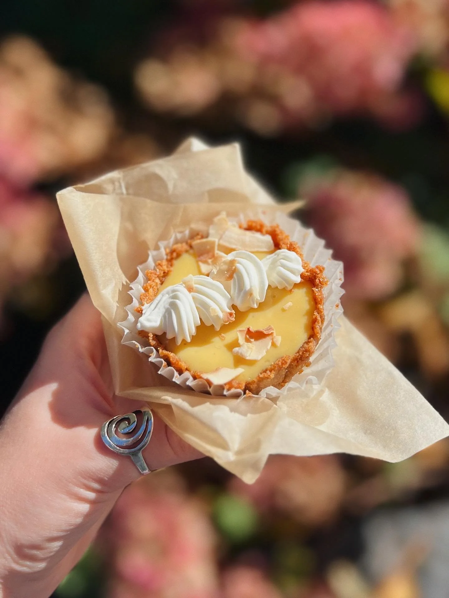 Coconut Lime Bites are really stealing our hearts on this menu.
•
Key lime filling in a coconut graham crust, topped with toasted coconut flakes. Absolutely perfect.
📷 @emmacolwellphoto