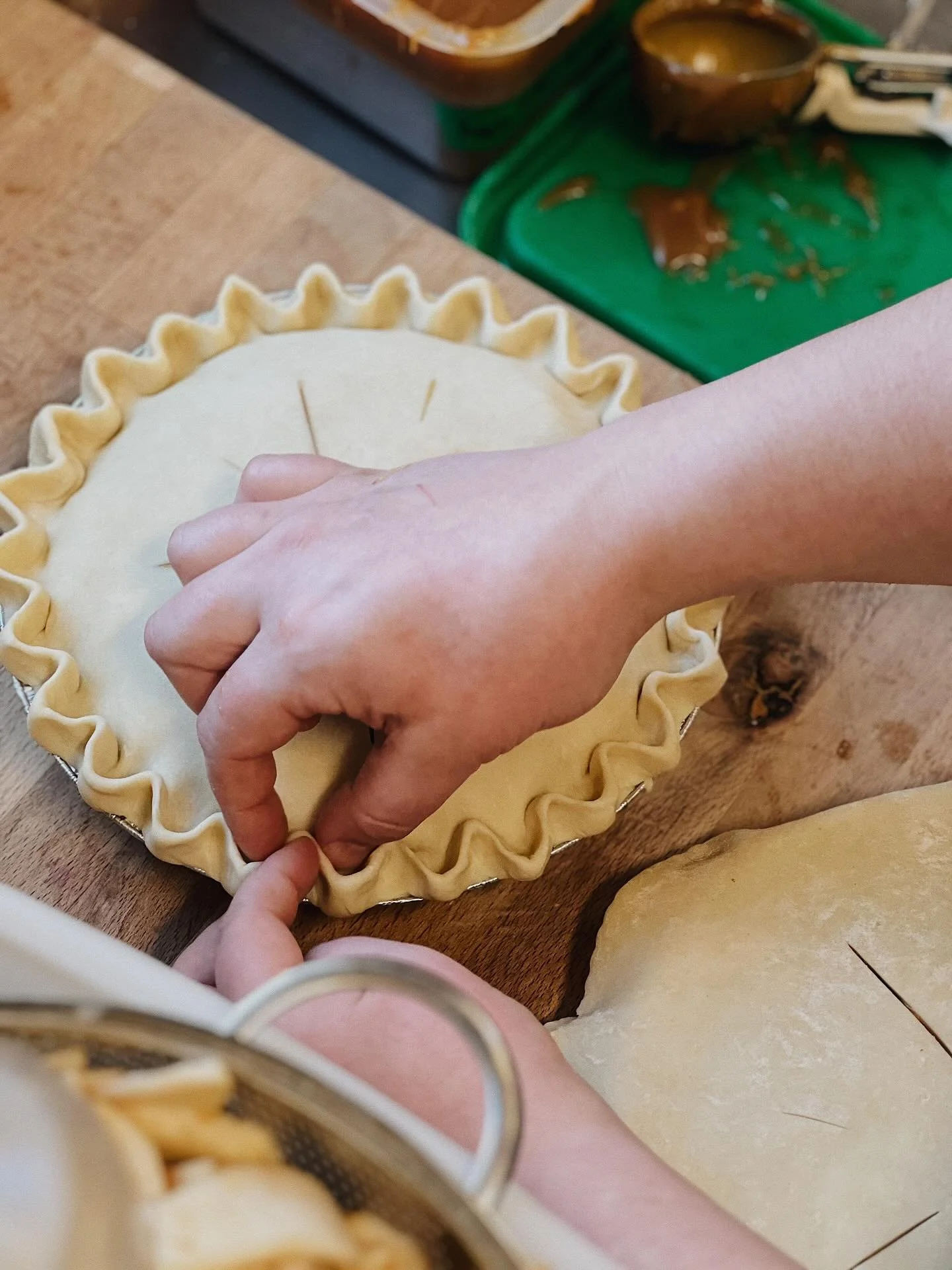 Crimping up some Apple Cider Caramel pies for you all 🍎🍏
•
Apple pie filling baked with housemade cider caramel made from local apple cider and a pinch of flaky salt.
📷 @emmacolwellphoto