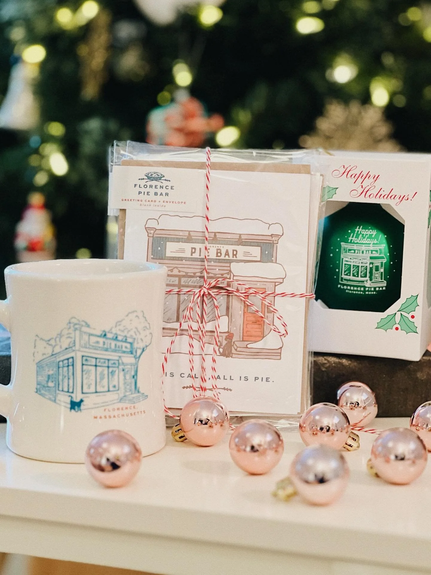 Only two more days to grab some festive pie bar merch!!
&bull;
Grab something cute when you come through to pick up your pies! We&rsquo;ll have extras both tomorrow and Wednesday for folks that missed the pre orders! All first come first served, so c