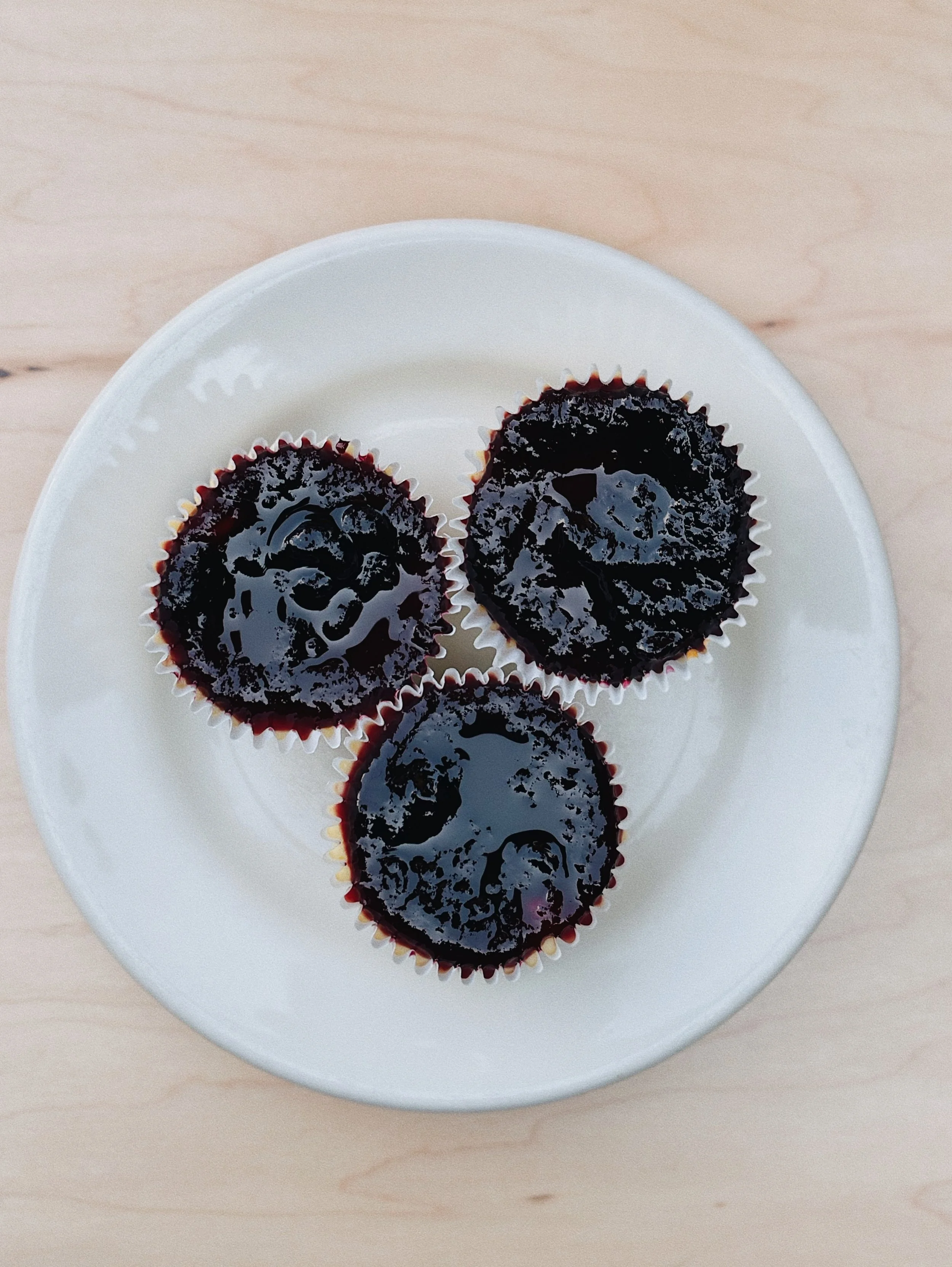 We are swooning over these orange cheesecake bites topped with blackberry jam 🤩 Perfect for a picnic, if we do say so ☺️🥧