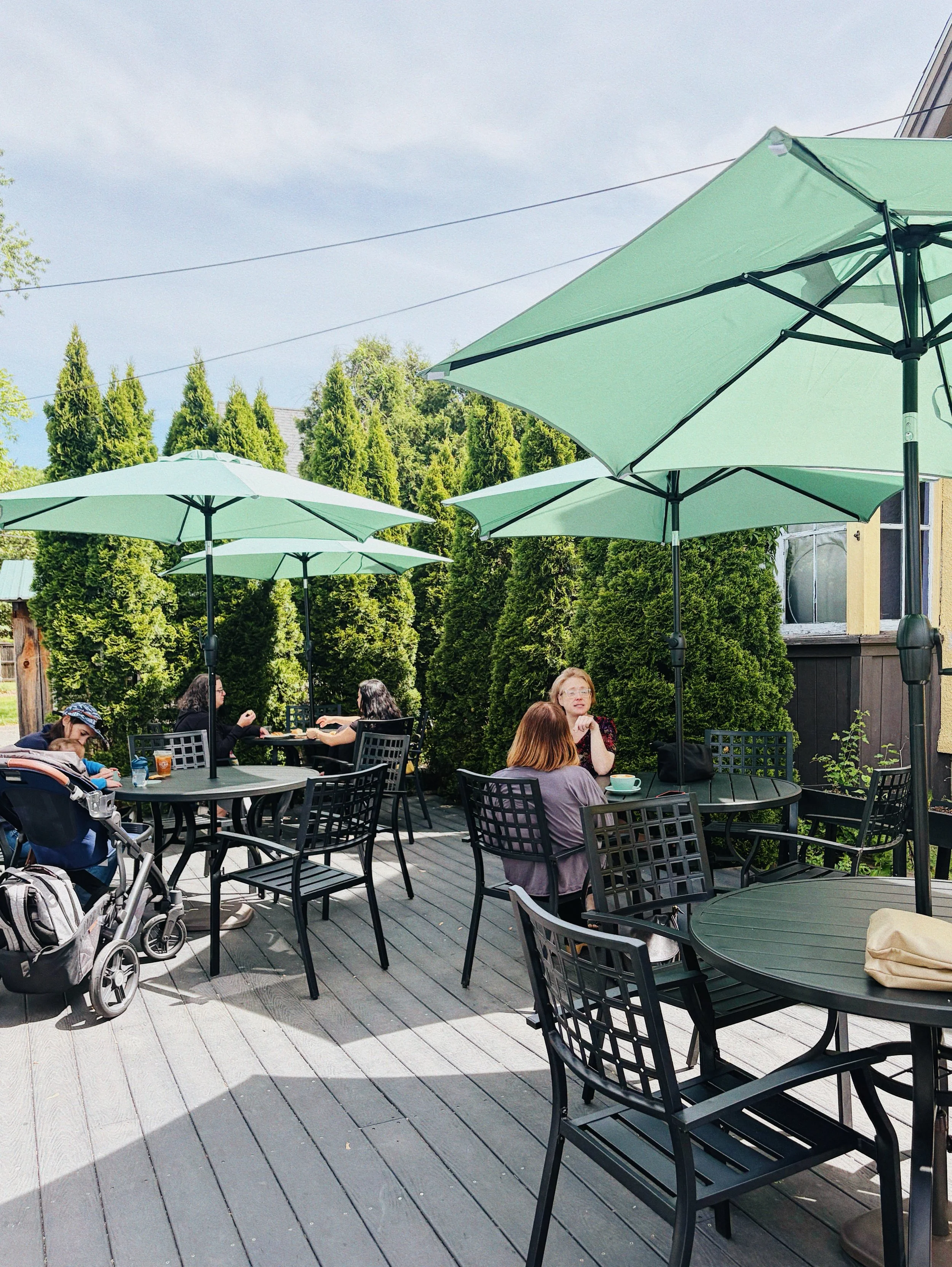 New patio furniture. Cuuuute umbrellas. We&rsquo;re not saying we&rsquo;re the best date spot in Florence&hellip; but we&rsquo;re not not saying it 😉🥧