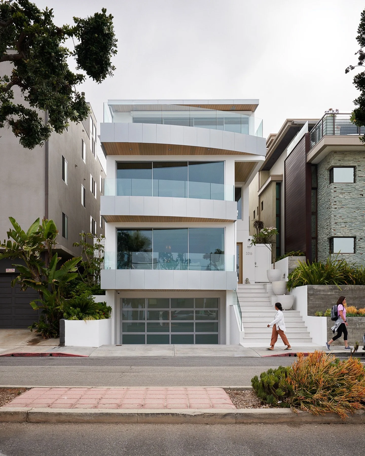 Experience Hermosa Beachfront Living at its finest. This four-story home is designed to embrace the ocean breeze and capture every sunset — each level perfectly curated for the view.
Windows and Doors: TITONI Aluminum
Architect: @laneylainc 
B