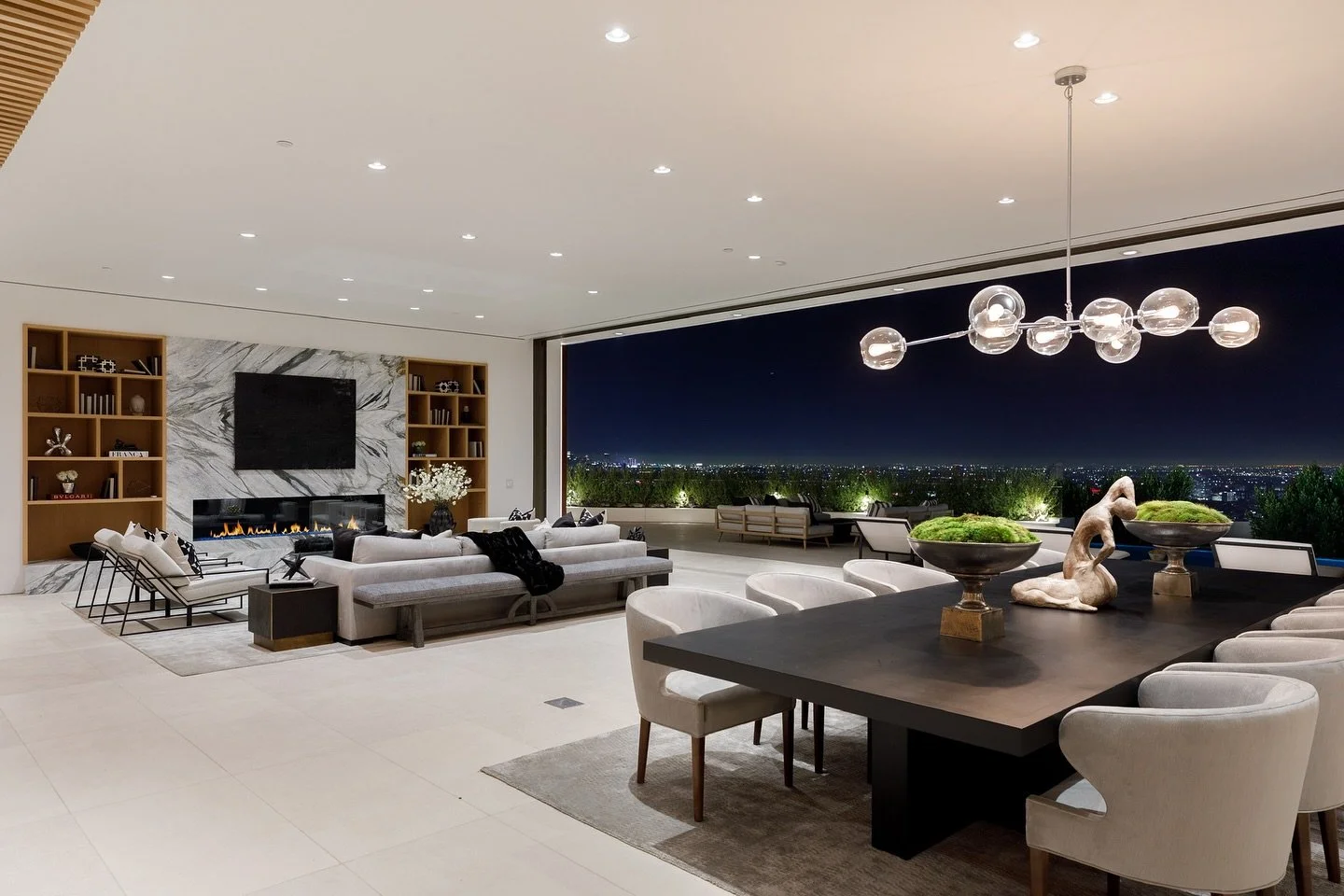 The Devlin House reveals its connection to the city through expansive TITONI sliding doors, where the skyline becomes an integral element.
Architect: @xtenarchitecture
Builder: @mcv_inc
Photography: @tylerjhogan
#titoni #titonialuminum #luxurywindo