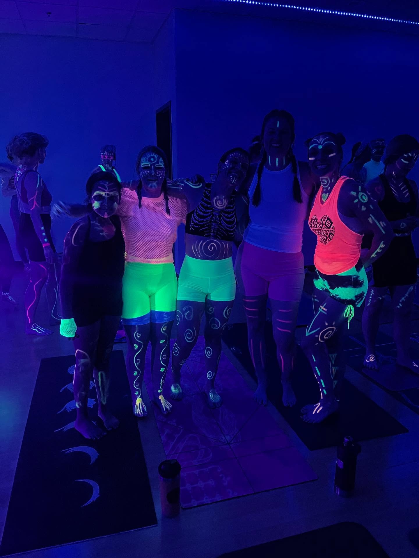 Buti Glow tomorrow!!! Just a few spots remaining, get yours! 🥳

So much fun to glow and flow with the rhythm of your breath and the music! Sign up today! Link in bio. 🫶🏽🩷

@kalikajohanna @inspiredsequence 

#yogapodfoco #butiglow #buti #fortcolli