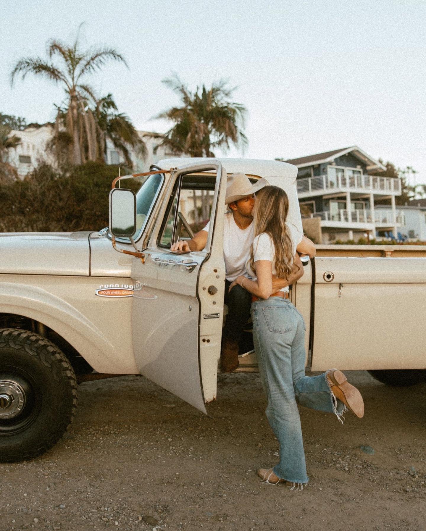 They're giving costal cowboy, and I'm obsessed 🤠 sneak peeks from this fun engagement shoot and every single one of them is my favorite sooo you'll obviously be seeing more of these!!!