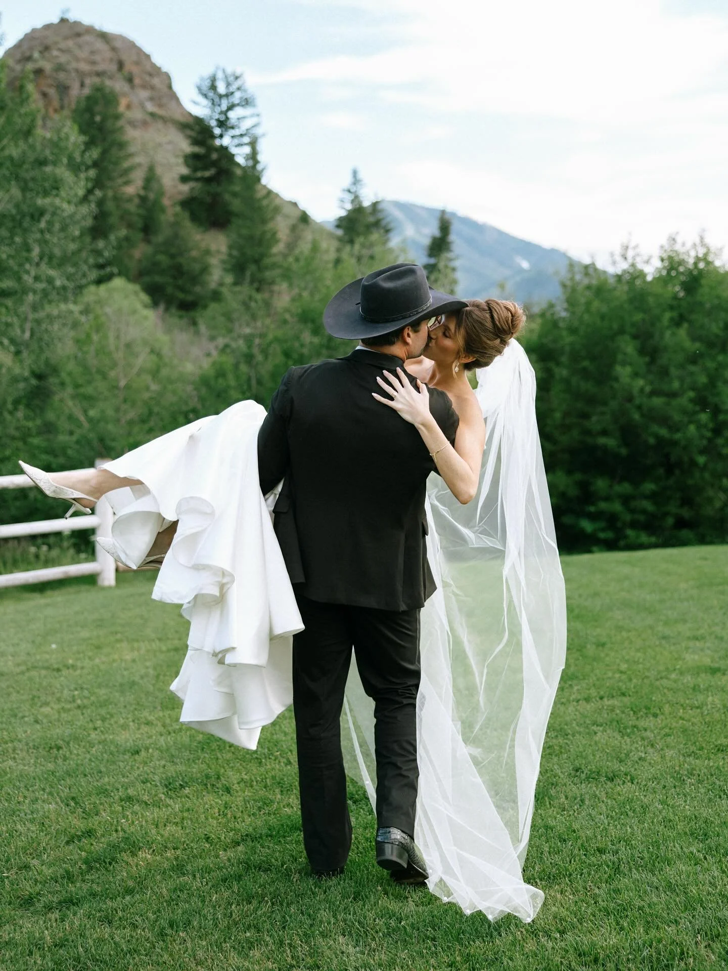Taylor &amp; Craig planned the most intentional wedding day with no bridal party and 85 of their closest friends and family. A wedding day I will hold forever in my heart. These two were so kind and welcoming, taking the day on with no expectations o