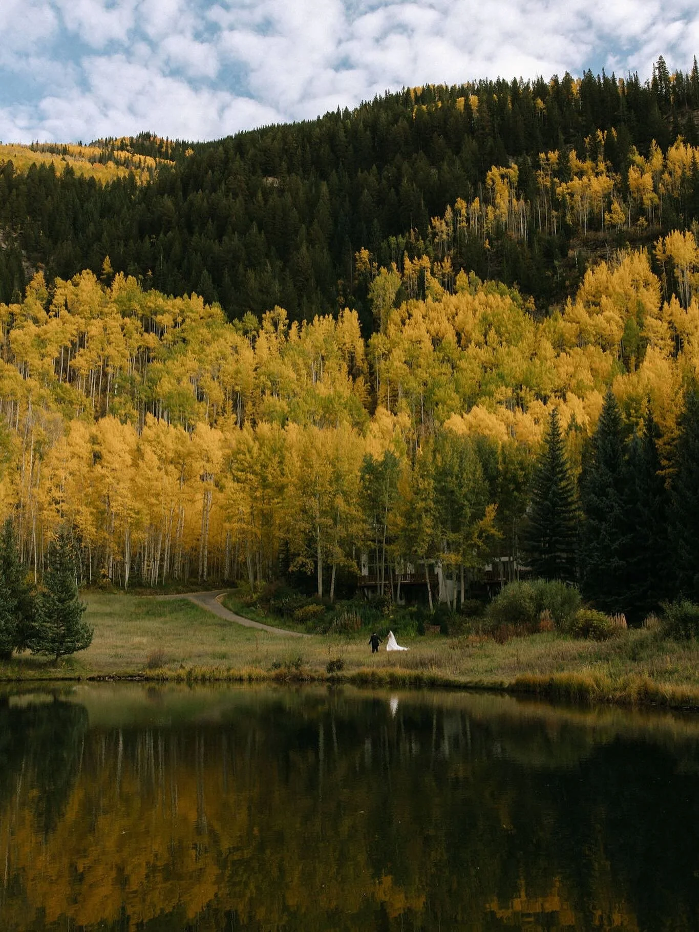 A photo that deserves its own spot from a beautiful september wedding in Vail 💛
