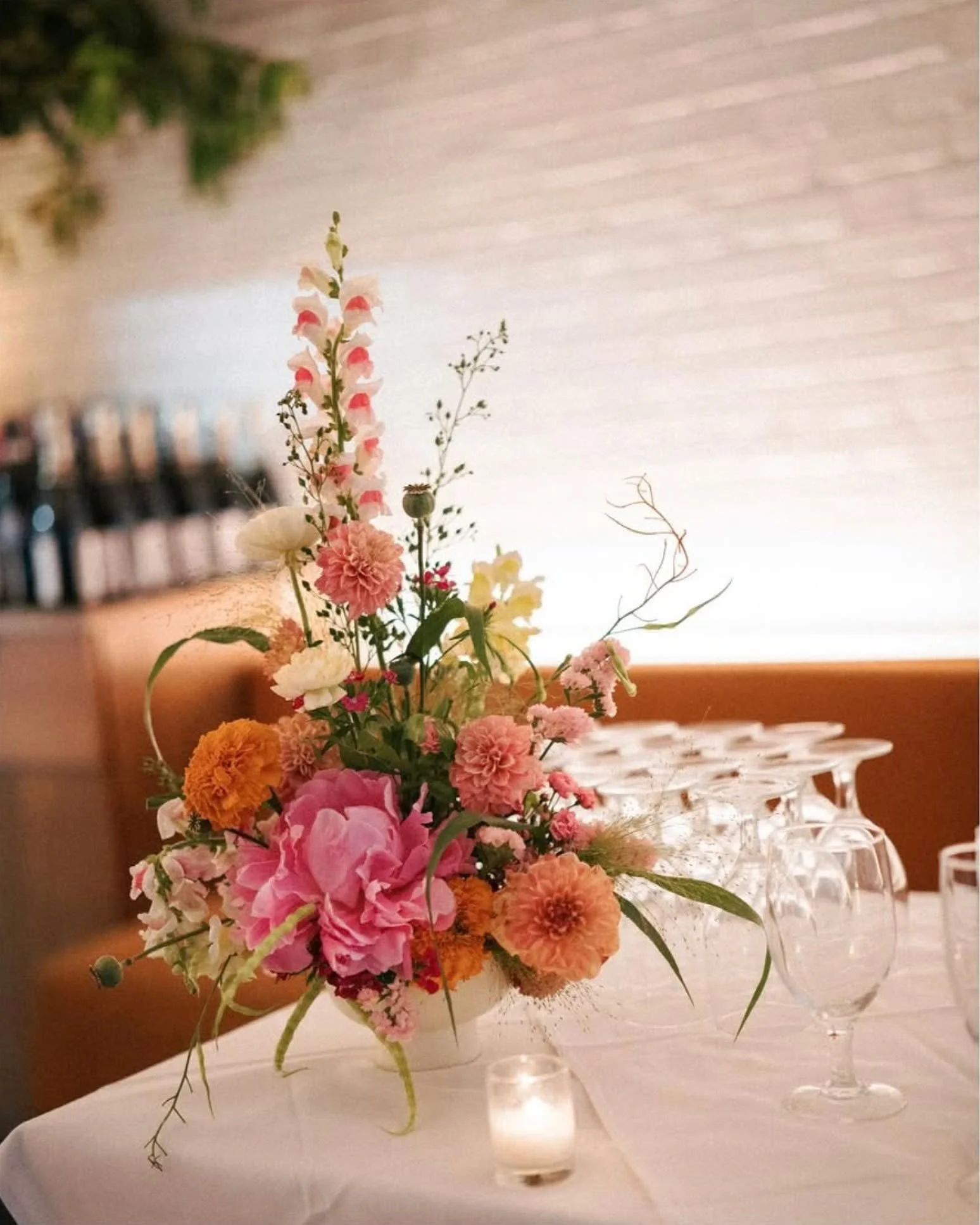 Can&rsquo;t wait to share the rest of this gallery from earlier this summer. It had some of my favorite colors, flowers, and seriously the biggest peonies I&rsquo;ve ever seen.

Photo by @ruthiemartin_photo
