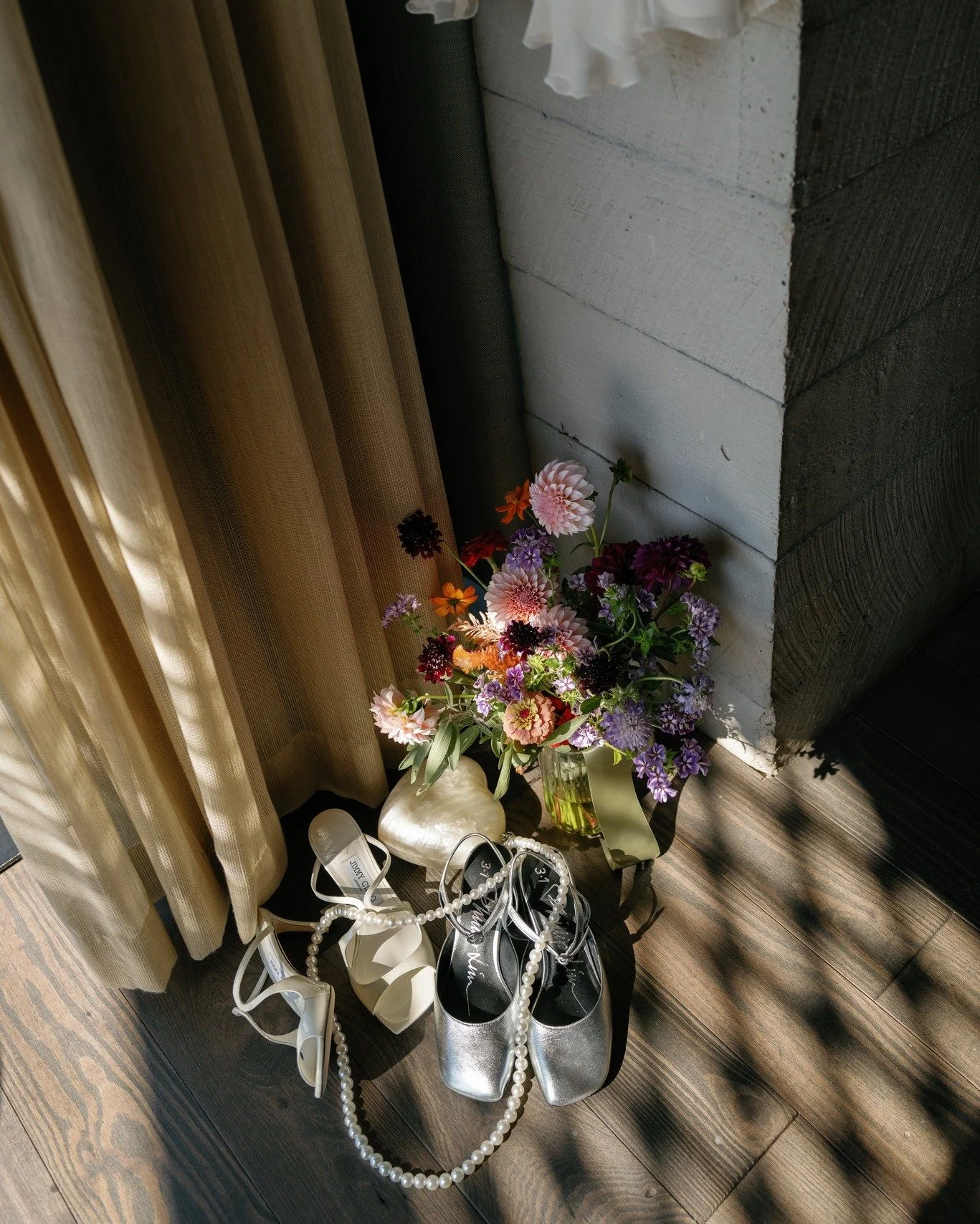Bouquets will always be one of my favorite things to create. This one has little touches of sage woven in for a soft, grounding fragrance (it also happened to be the perfect color of green). 

Photography by @allisonhammondcreative
Planning by @moder