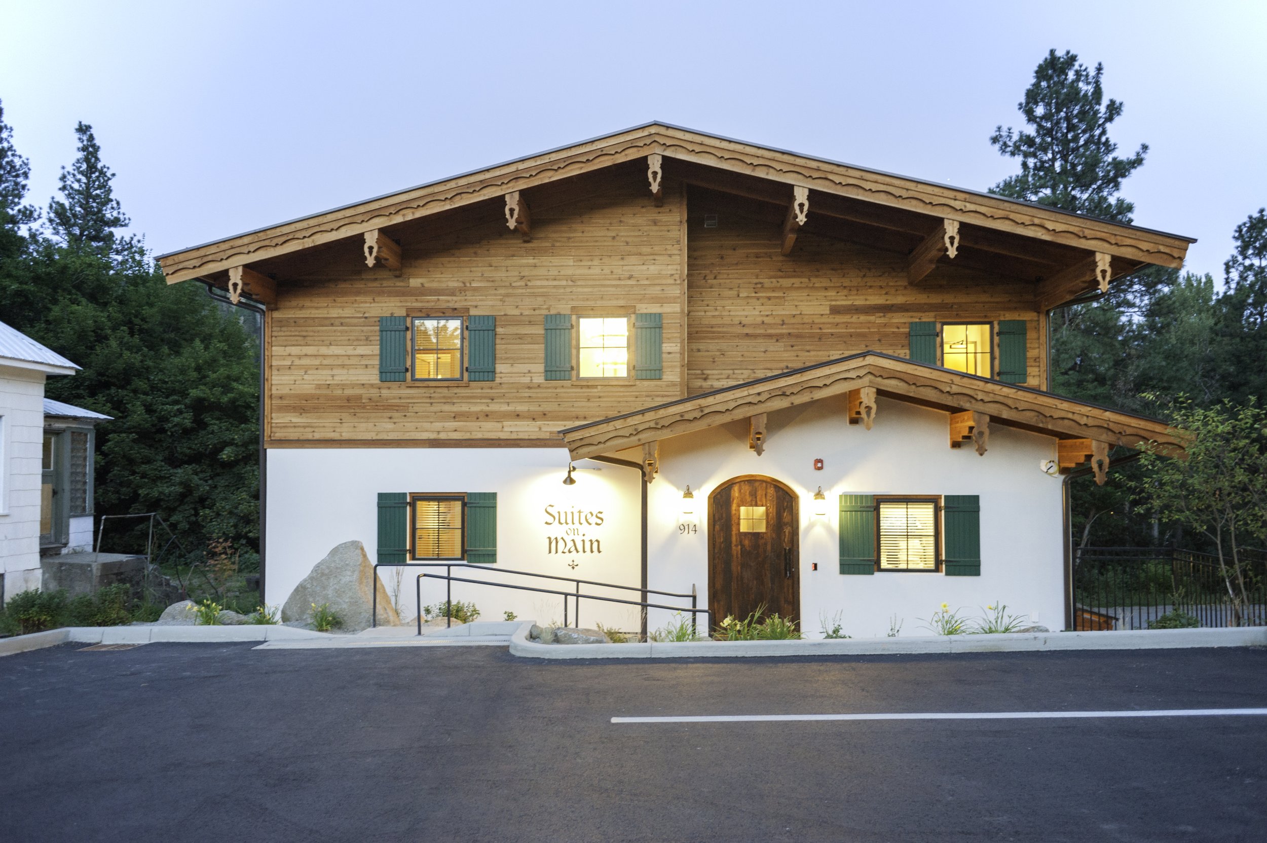 Suites on Main - A Fusion of Tradition and Modern Comfort