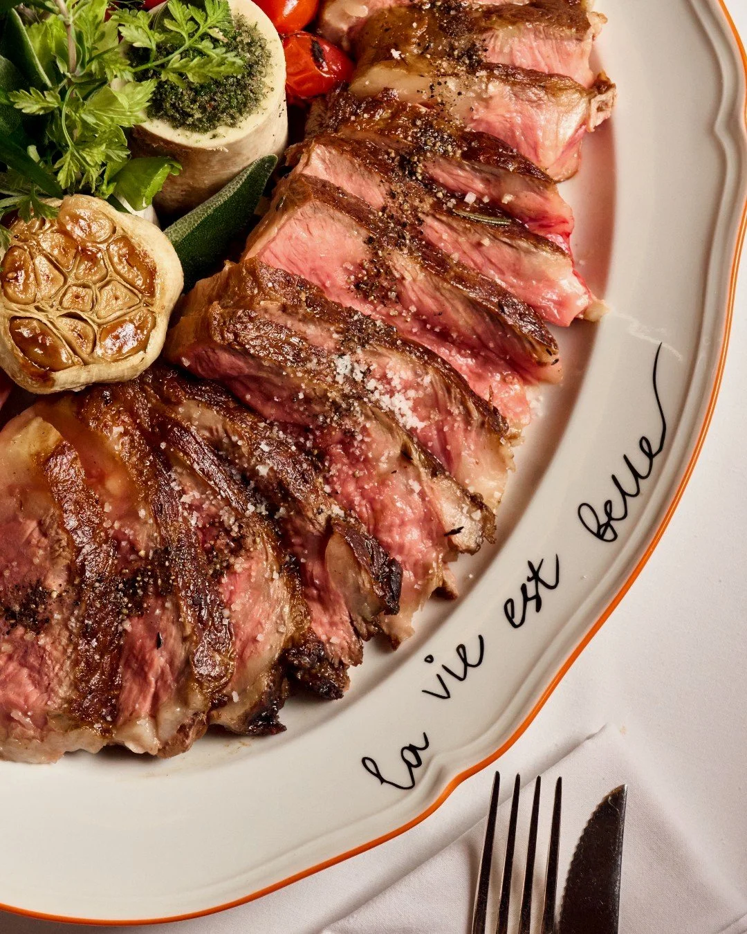 A signature pairing made for dinner at CLAUDIE. C&ocirc;te de b&oelig;uf to share, Hemingway&rsquo;s Hilltop to sip. 🥂