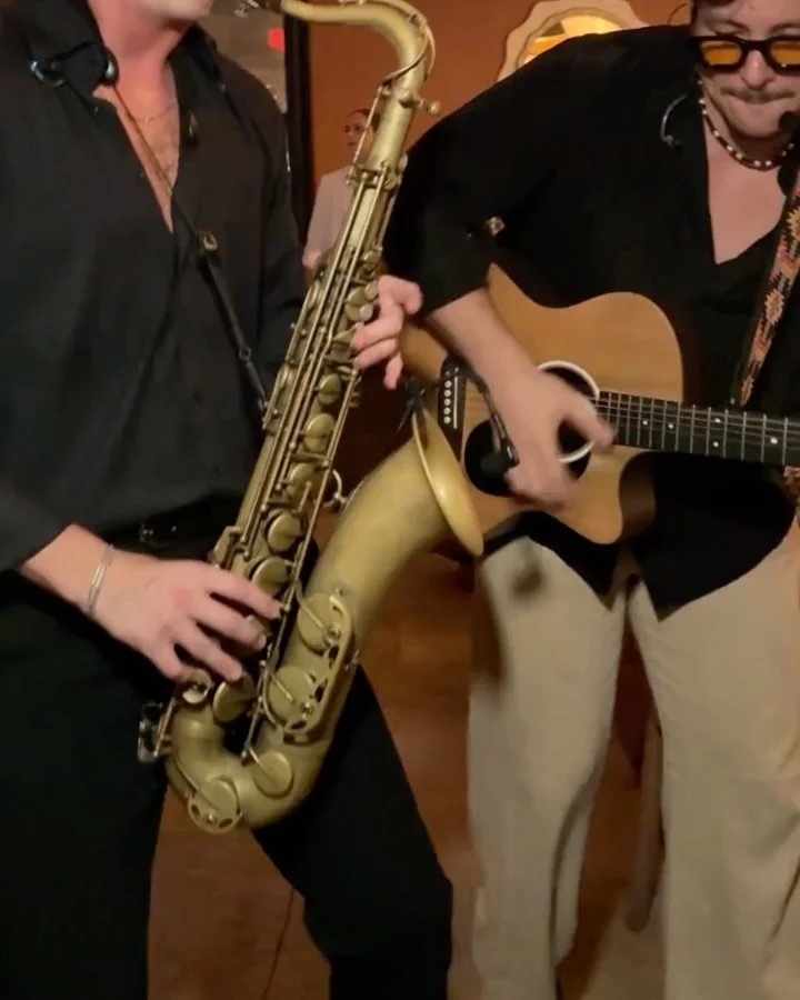 At CLAUDIE, dinner unfolds in true Riviera spirit, where ambiance, rhythm, and energy come alive with live music on Fridays and Saturdays. ✨🥂