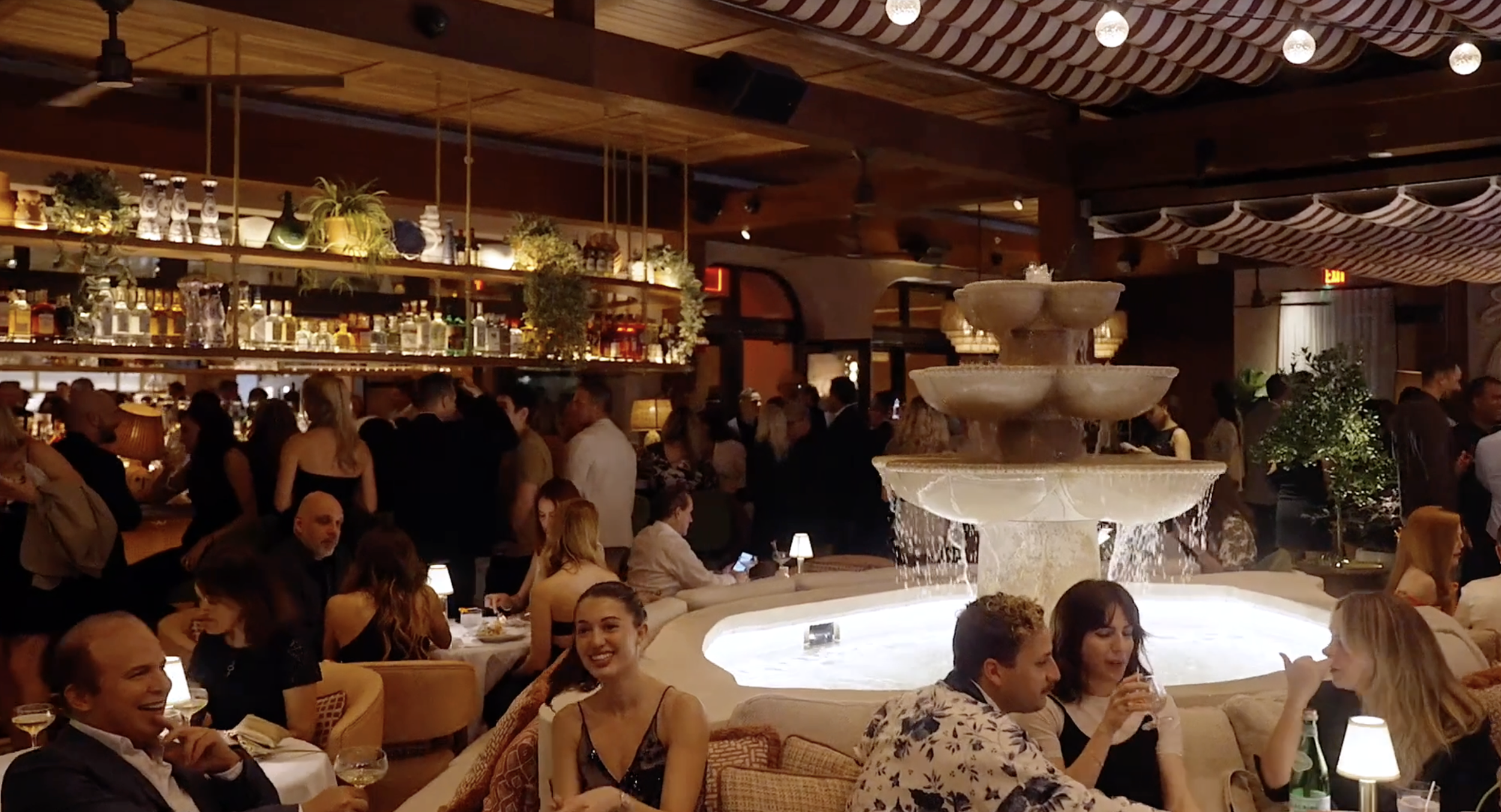Atmosphere of CLAUDIE on a vibrant night.