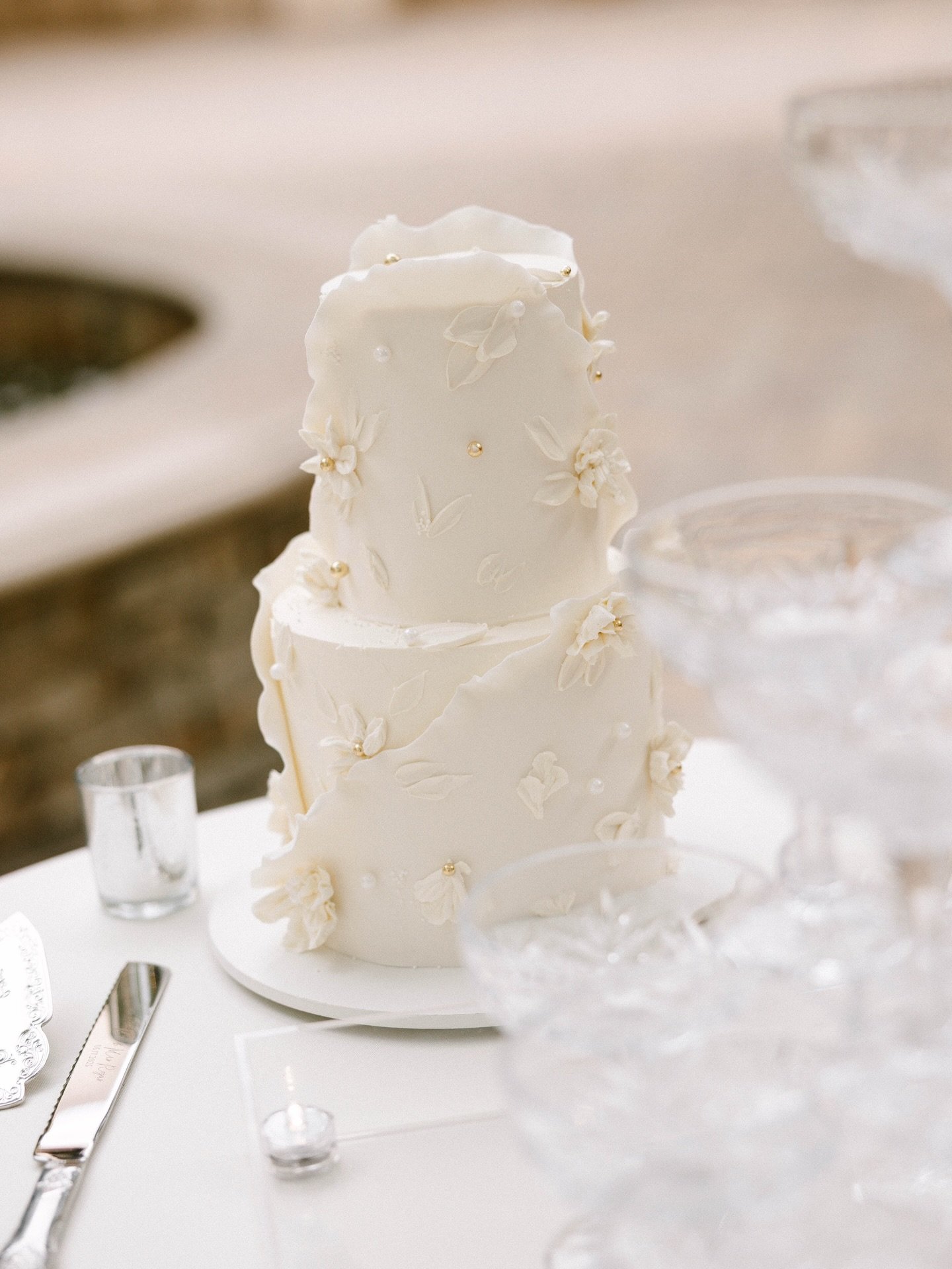 If you&rsquo;re planning a spring wedding, don&rsquo;t underestimate the power of the sweet table.

Elizabeth and Gabriel&rsquo;s celebration featured delicate cake details by @layeredcakesandbakes and a champagne tower moment from our sister company