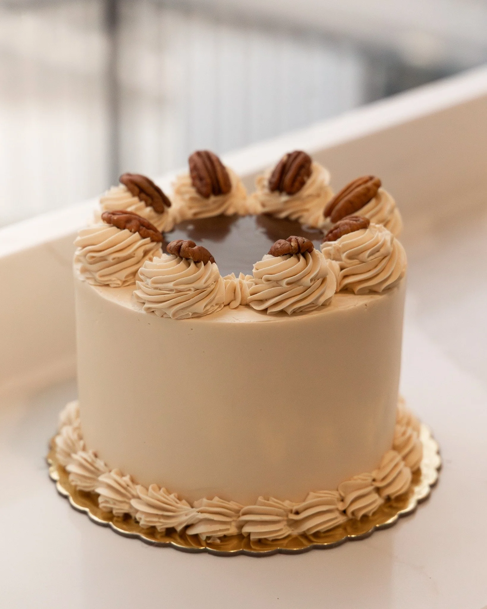 ✶CAKE OF THE MONTH✶

whiskey turtle cake:
chocolate cake w/ whiskey caramel buttercream, topped with whiskey caramel and toasted pecans

order yours now for the month of november on our website!

https://www.toasttab.com/catering/blue-eyed-baker/item