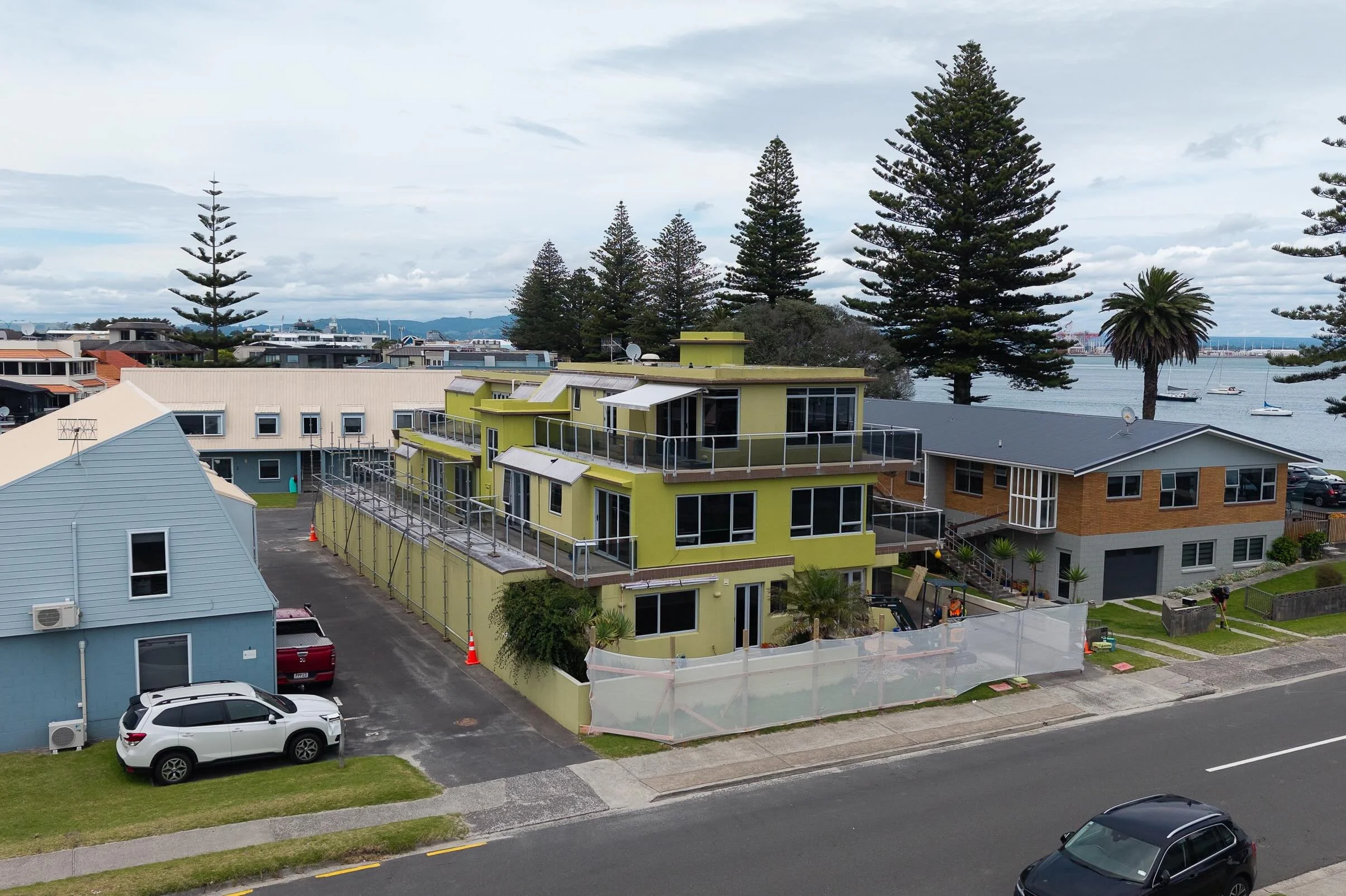 Remedial Transformation | 4 Pacific Ave

We&rsquo;ve begun a major coastal renovation in Mount Maunganui, restoring a late 90&rsquo;s home affected by significant water ingress and exterior damage.

From stripping back cladding and roofing to complet
